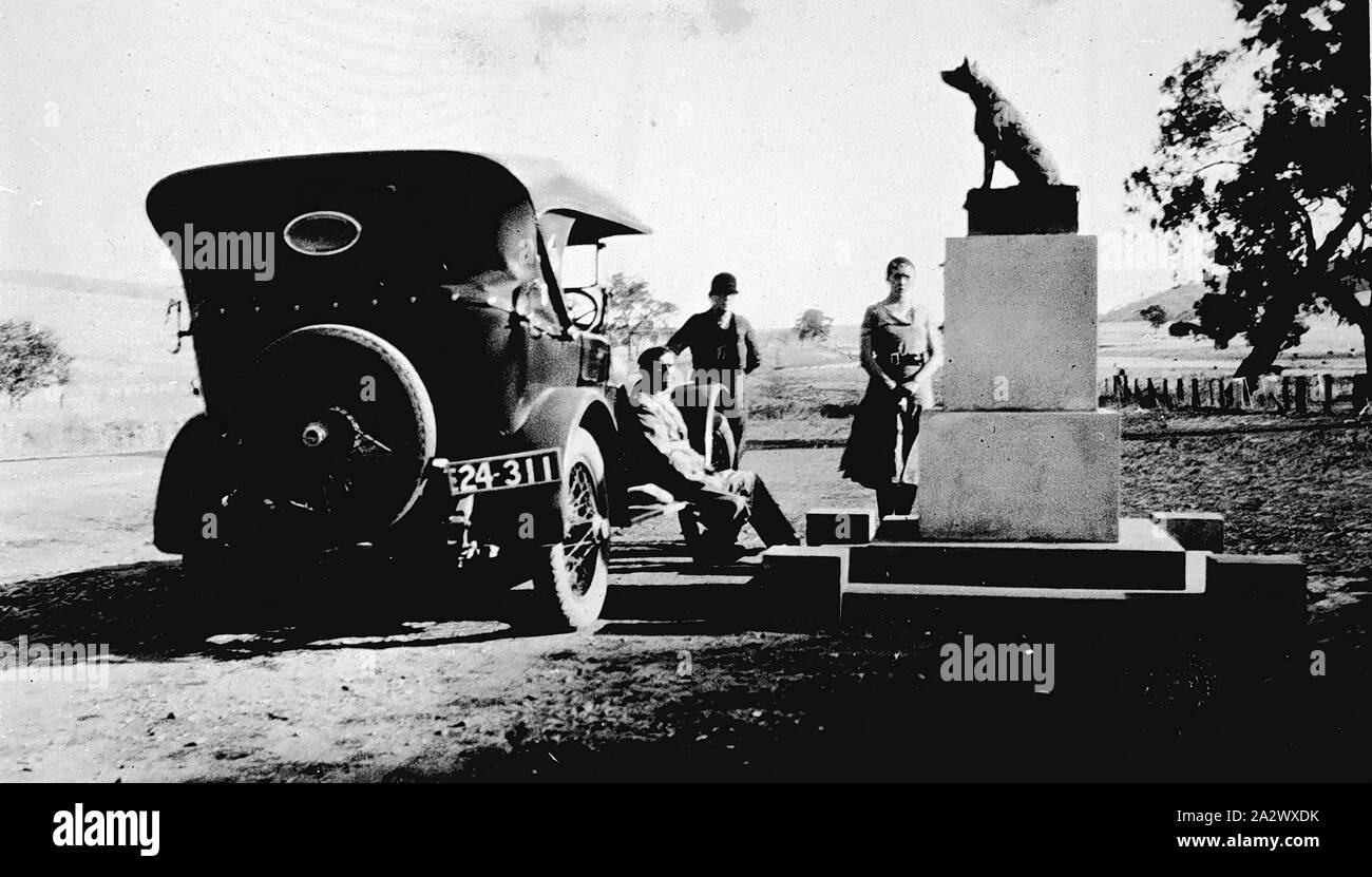 Negative - Gundagai, New South Wales, etwa 1930, zwei Männer und eine Frau neben dem Hund auf dem Tucker, in der Nähe von Gundagai, NSW. Ein Mann ist auf dem Trittbrett eines Autos sitzt Stockfoto