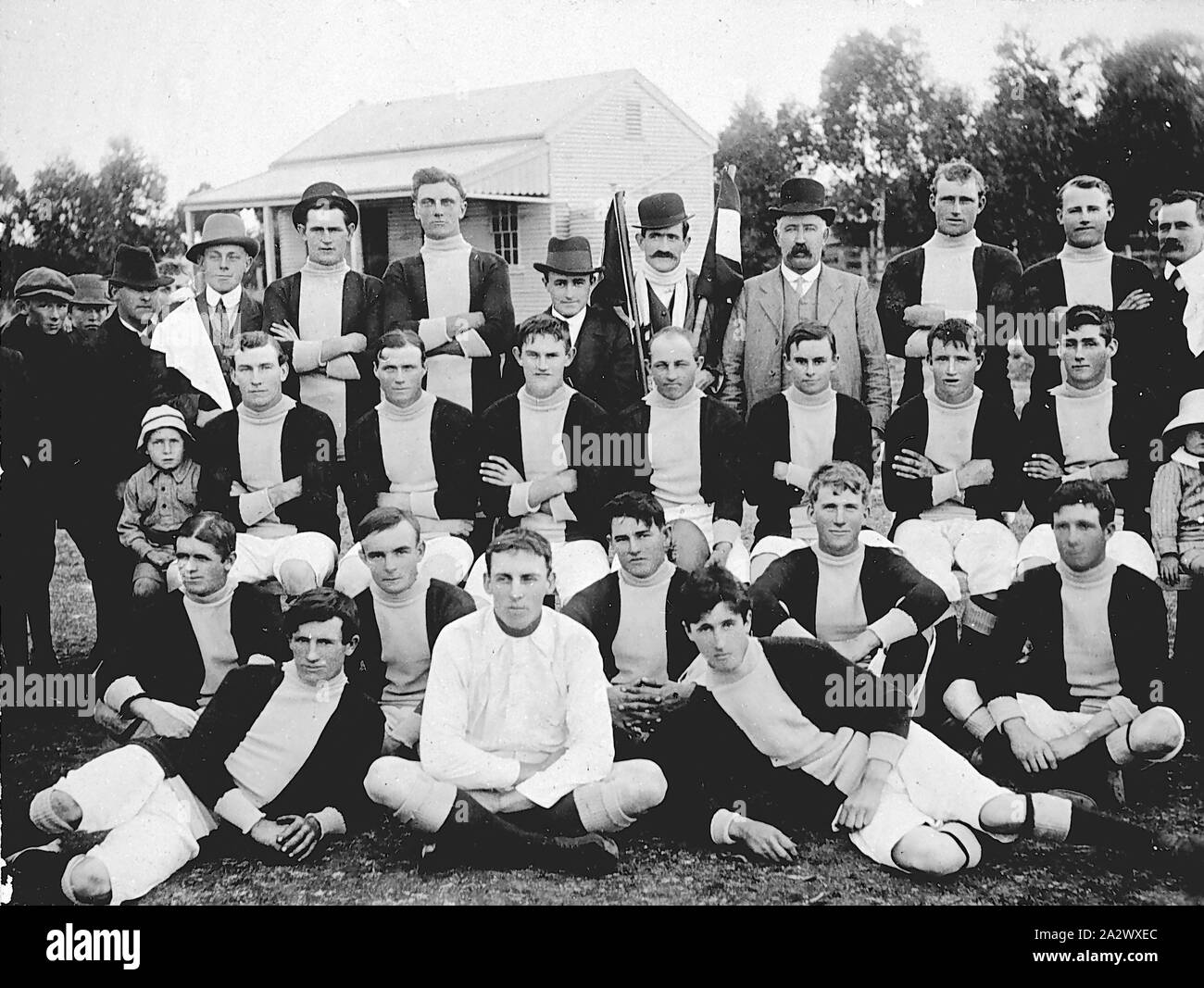 Negative - Victoria, ca. 1900, Mitglieder einer Fußballmannschaft Stockfoto