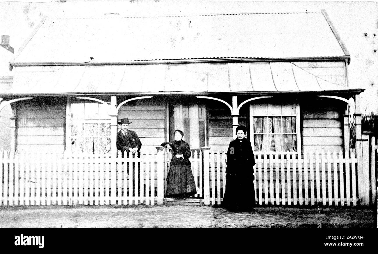 Negative - Geelong (?), Victoria, ca. 1875, ein Mann und zwei Frauen vor einem kleinen Holzhaus mit einem Wellblechdach Stockfoto