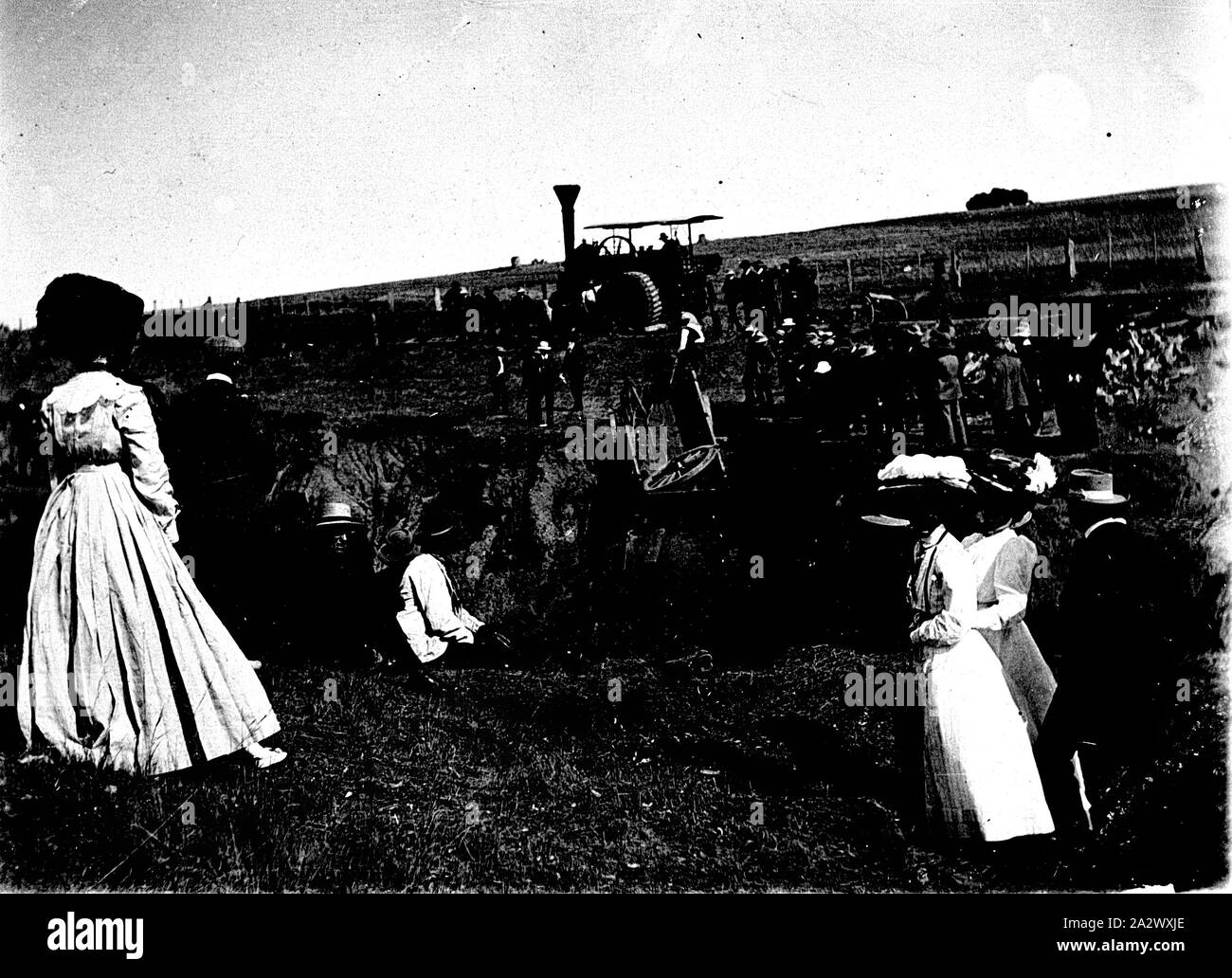 Negative - Kaniva, Victoria, um 1910, versammelt sich ein Wagen aus einem eingestürzten Erde Bank entfernt zu beobachten Stockfoto