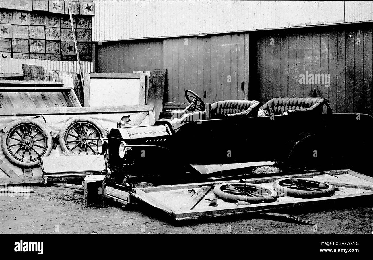 Negative - Castlemaine, Victoria, um 1910, Autos wurden in Verpackung Kisten importiert und dann vom Händler montiert. Dies ist ein Model T Ford im Hof von Harrison's Garage Stockfoto