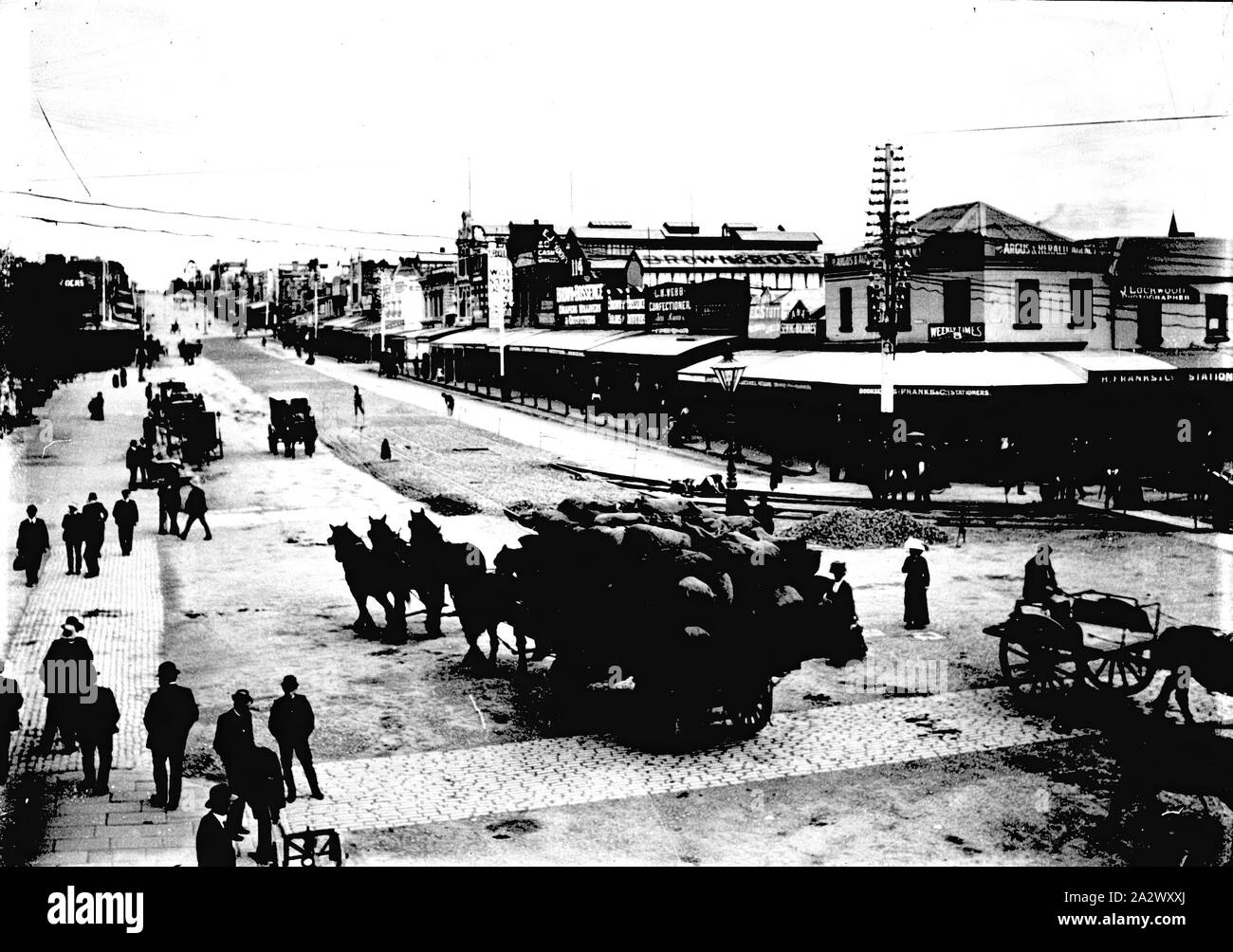 Negative - Geelong, Victoria, ca. 1912, Blick nach Süden entlang Moorabool Street von Malop Street. Im Vordergrund ist ein Pferdewagen schwer beladen mit Korn Säcke. Es gibt Pferdekutschen in den Hintergrund und die Fußgänger auf der Straße Stockfoto