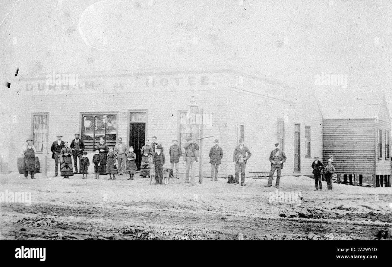Negative - Ballarat, Victoria, ca. 1875, eine Gruppe vor der Durham Hotel Stockfoto