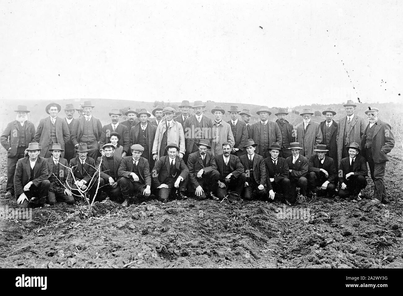 Negative - Feld Tag, Batesford, Victoria, ca. 1915 Männer an einem Feld Tag versammelt Stockfoto
