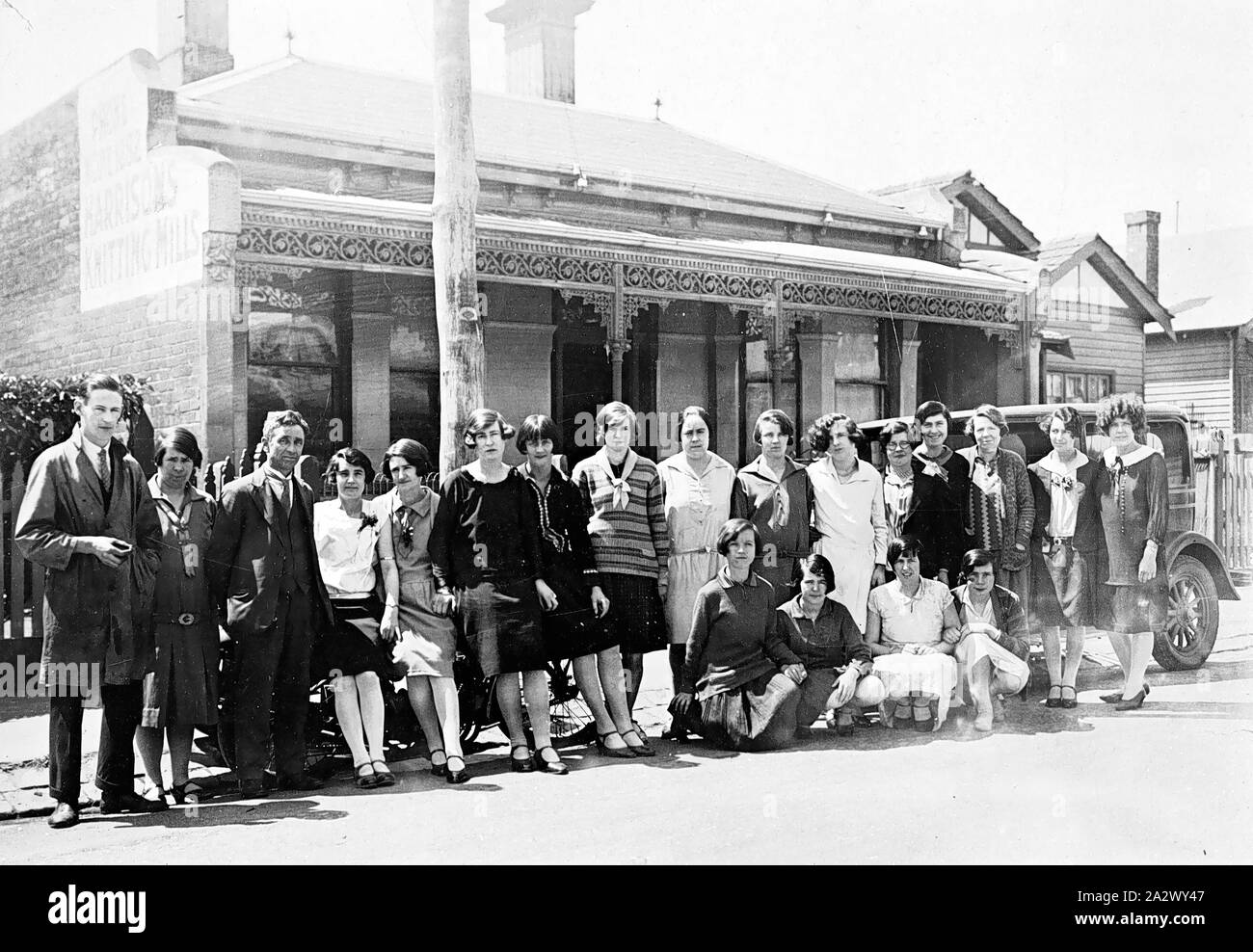 Negative - Melbourne, Victoria, 1922, Mitarbeiter von Harrison's Strickereien in der Straße versammelt. Es ist ein Auto hinter Ihnen, die außerhalb einer Suburban House geparkt ist Stockfoto