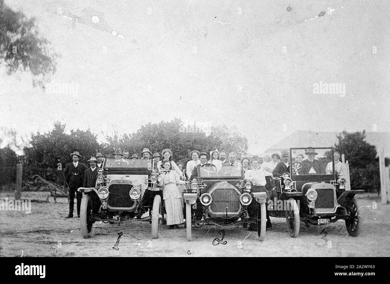 Negative - Wentworth District, New South Wales, 1911, drei Autos mit einer Gruppe von Leuten um jeden. '1' und '3' ,'2' haben unter den Autos geschrieben worden, aber es gibt keine anderen Informationen. Das Auto auf der rechten Seite kann sein, dass vom Thomas Tonkin Stockfoto