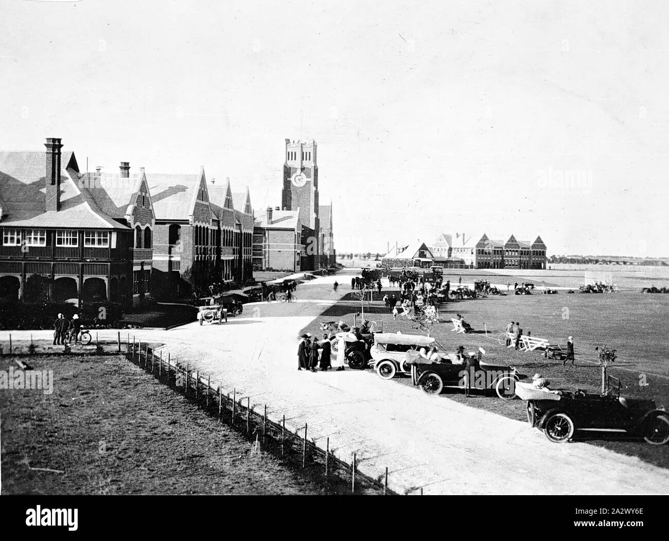 Negative - Geelong, Victoria, 1918 Geelong Grammar School. Es gibt eine Anzahl von Autos auf der rechten Seite Stockfoto