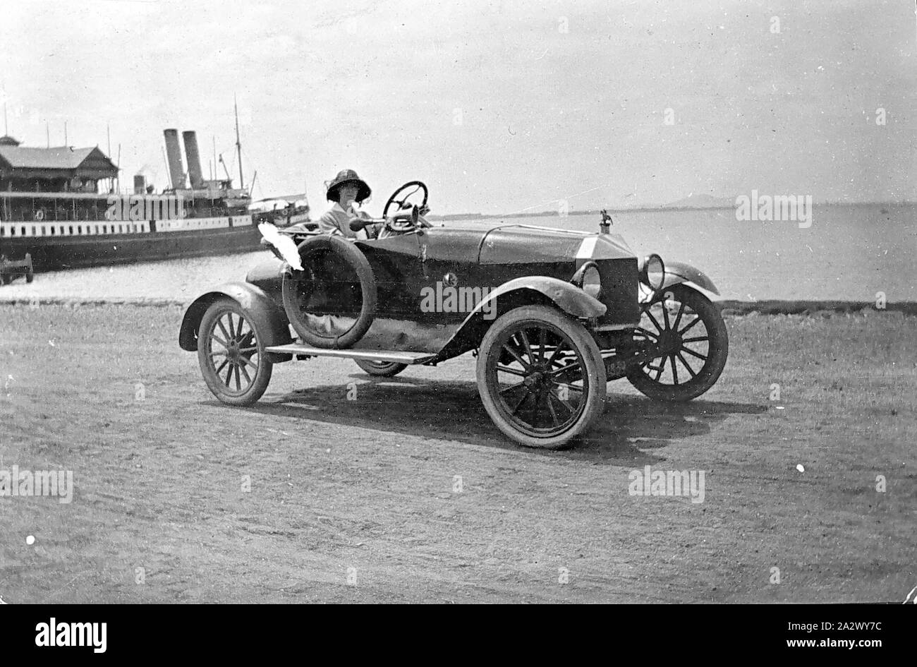 Negative - Geelong, Victoria, 1921, eine Frau in einem Ford Model T Roadster. Es ist ein Schiff an einer Pier im Hintergrund Stockfoto