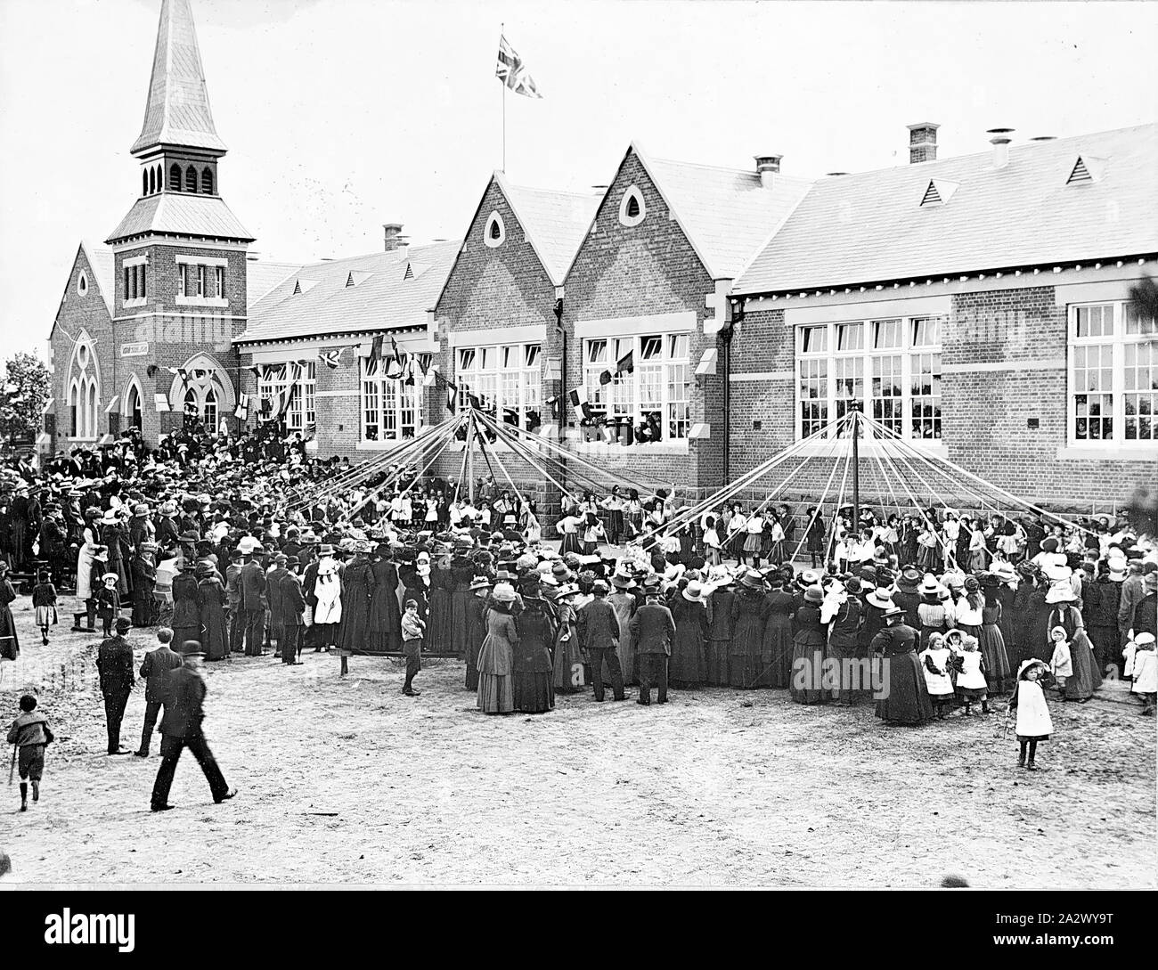 Negative - Ashby, Geelong, Victoria, 1911, Menschenmassen beobachten Kinder und maibäume an der Wiedereröffnung des Ashby staatliche Schule Stockfoto