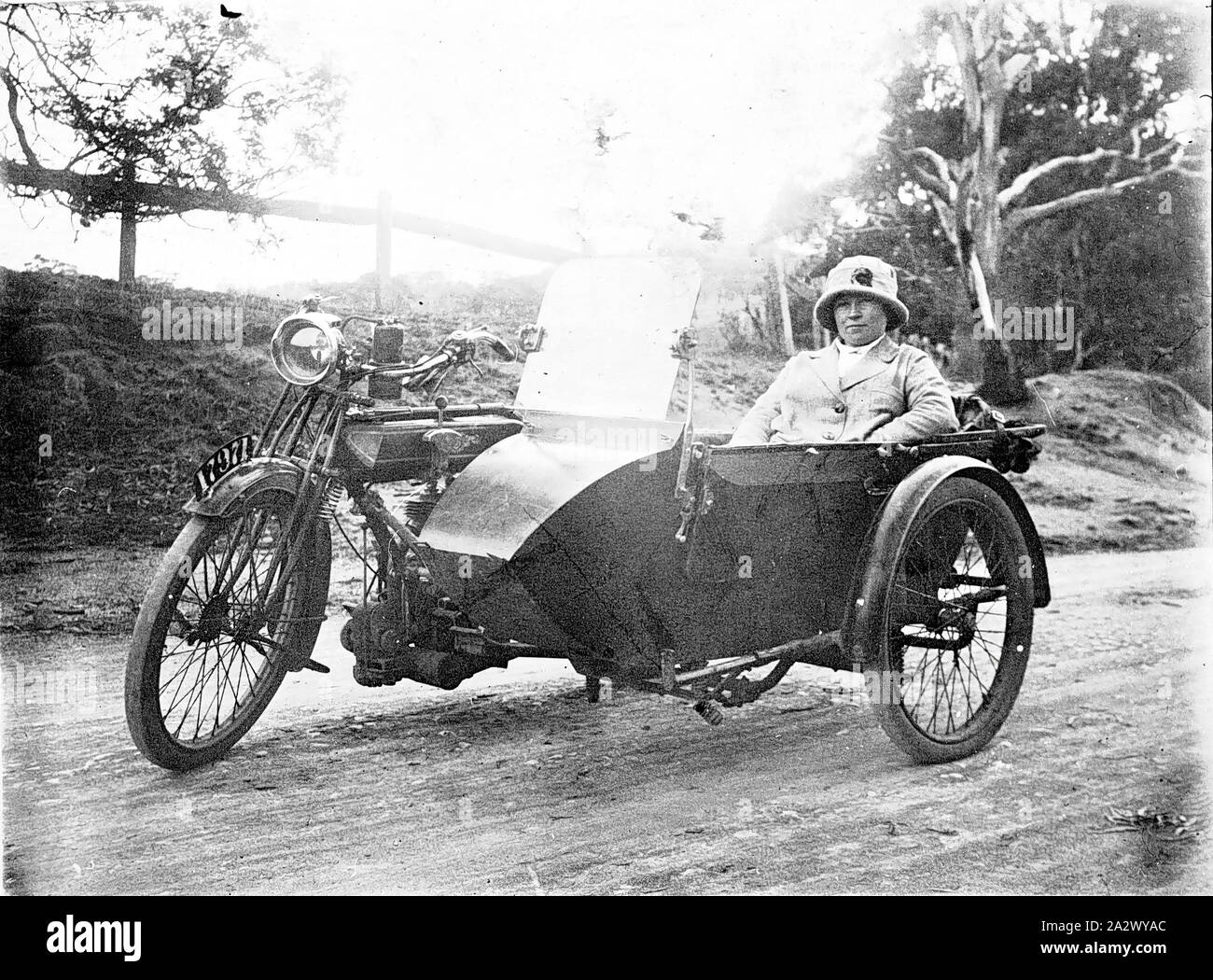 Negative - Heilung Motorrad & Seitenwagen mit weiblichen Passagier, Gippsland, Victoria, ca. 1915, eine Frau in den beiwagen einer heilenden Motorrad Stockfoto