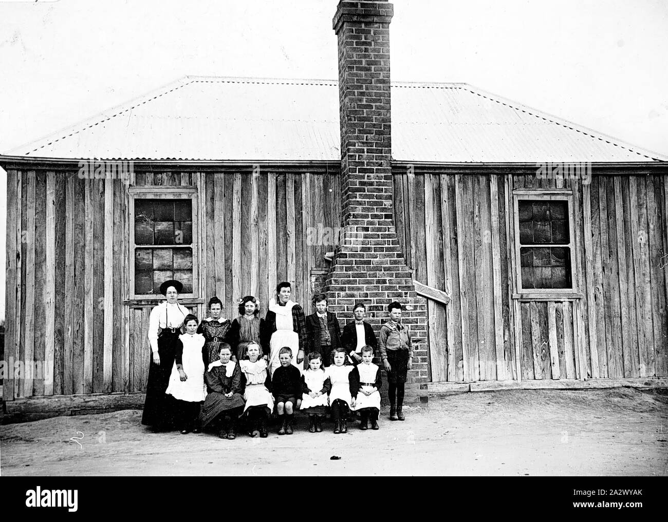 Negative - Myall staatliche Schule, Victoria, 1910, erscheint eine Schule (oder Klasse) Foto von Myall staatliche Schule. Die Schule wurde von Red gum Platten von den Siedlern in 1896 gebaut Stockfoto