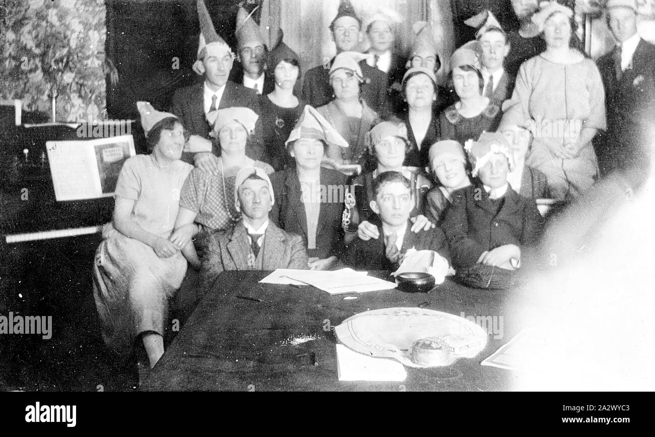 Negative - Cowes (?), Victoria, ca. 1930, eine Gruppe von Menschen, die Partei Hüte und gesammelt von einem Klavier Stockfoto