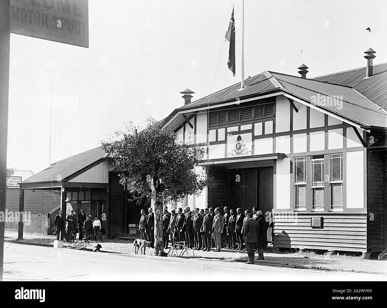 Negative - Donald, Victoria, ca. 1925, eine Zeremonie vor der Donald Memorial Hall. Es gibt eine Fahne auf Halbmast und die Männer, die alle in Zivil, stehen die Aufmerksamkeit mit sich. Möglicherweise Armistice Day Stockfoto