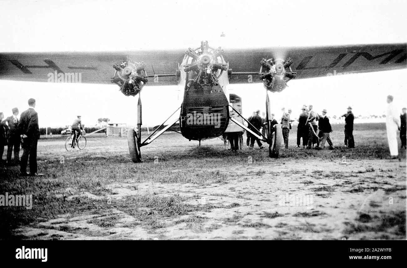 Negative - ANA Avro X, Essendon, Victoria, 1931-1932, Menschen an Bord eines Avro X Flugzeug vom Australian National Airways in Essendon Flugplatz. ANA betrieben die erste reguläre Linienflugverkehr zwischen Brisbane, Sydney, Melbourne und Tasmanien in 1931-32. Die Fluggesellschaft wurde von Charles Kingsford Smith und Charles Ulm gegründet. ANA mehr Operationen im Jahr 1932 nach dem Verlust der 'Southern Wolke" im März 1931 und die allgemeine Wirkung von Stockfoto