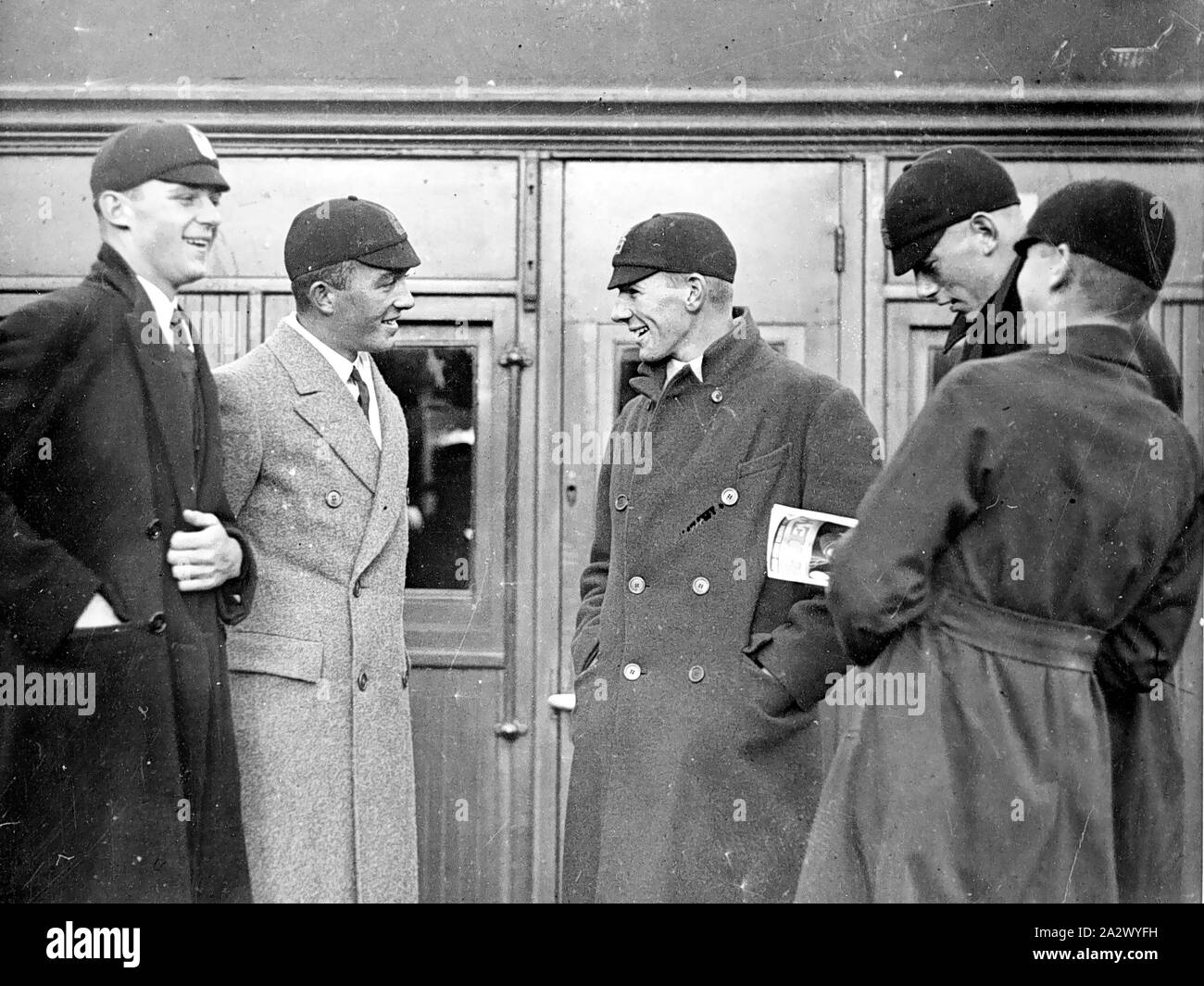 Negative - Melbourne, Victoria, circa 1935, die Melbourne Grammatik Crew über einen Zug zum Boat Race fangen Stockfoto