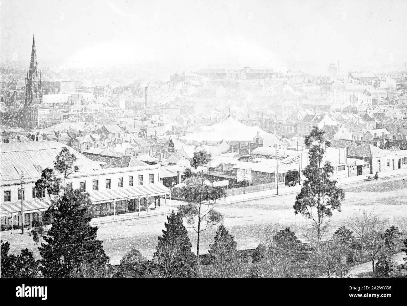 Negative - Melbourne, Victoria, ca. 1885, Blickrichtung Nord West aus dem Parlament. Es gibt ein Hotel auf der linken Seite und ein großes Zelt hinter der Little Bourke Street. Der Turm der Wesley Kirche ist im Hintergrund sichtbar Stockfoto