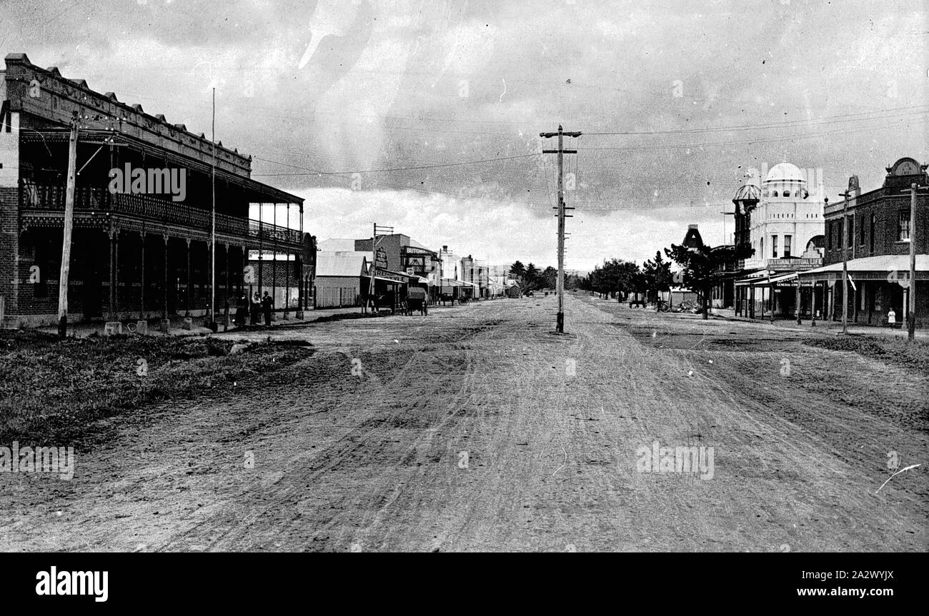Negative - Yarram, Victoria, um 1910, die Hauptstraße in Yarram. Es gibt ein Hotel auf der linken Seite und ein telegrafenmast mitten auf der Straße Stockfoto