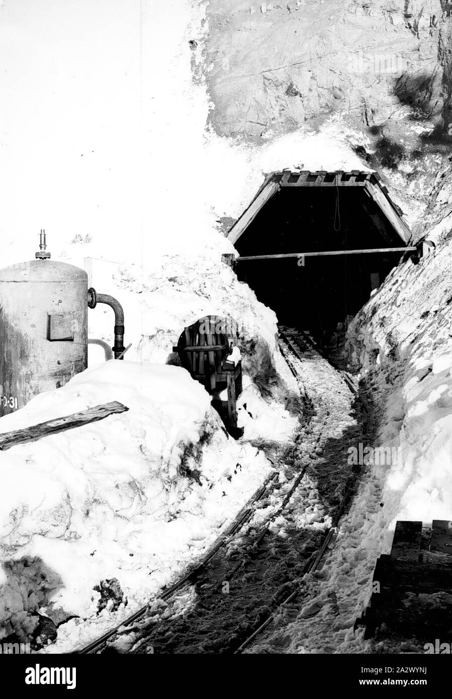 Negative - Staatliche Kommission Elektrizität, Stollen zu Nr. 1 Headrace Tunnel im Schnee, Kiewa, Victoria, 1952, der Eingang zur Nr. 1 Headrace Tunnel Stockfoto