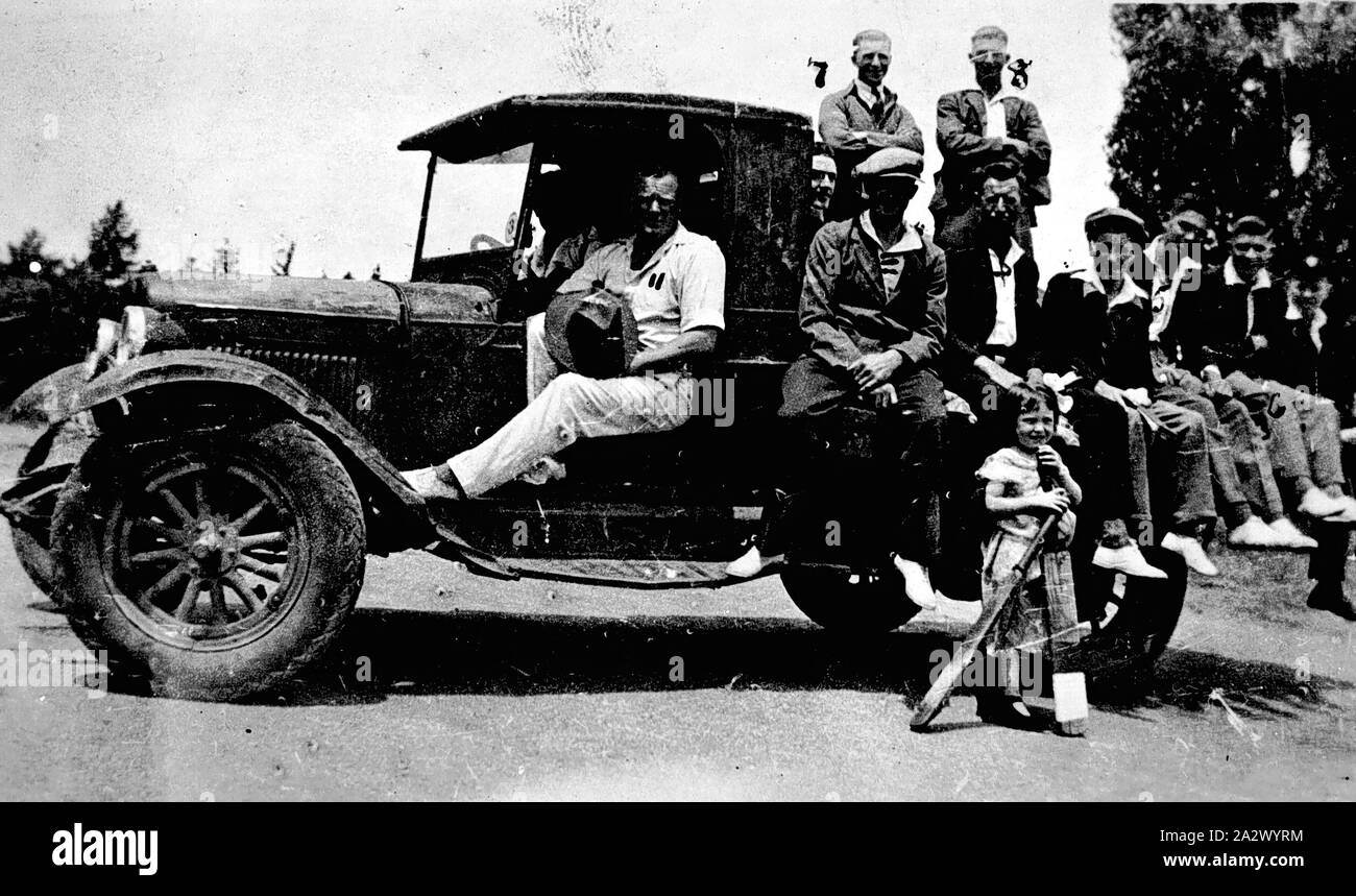 Negative - Swan Hill District, Victoria, 1939, ein Lkw mit einer Reihe von Männern, die Kricket spielen. Ein kleiner Junge mit einem bat steht durch den Lkw Stockfoto