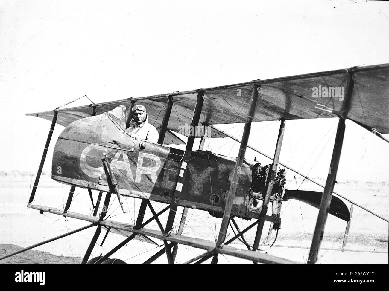 Negative - R.G. Carey, Port Melbourne, Victoria, ca. 1920, R.G. Carey in seinem ex-Central Flying School Farman Shorthorn Doppeldecker. Carey betrieben eine Freude - Flug und Antenne Werbung von Port Melbourne während der 1920er und 1930er Jahre. Tausende von Menschen hatten ihre ersten Flugerfahrung in einem seiner Flugzeuge Stockfoto