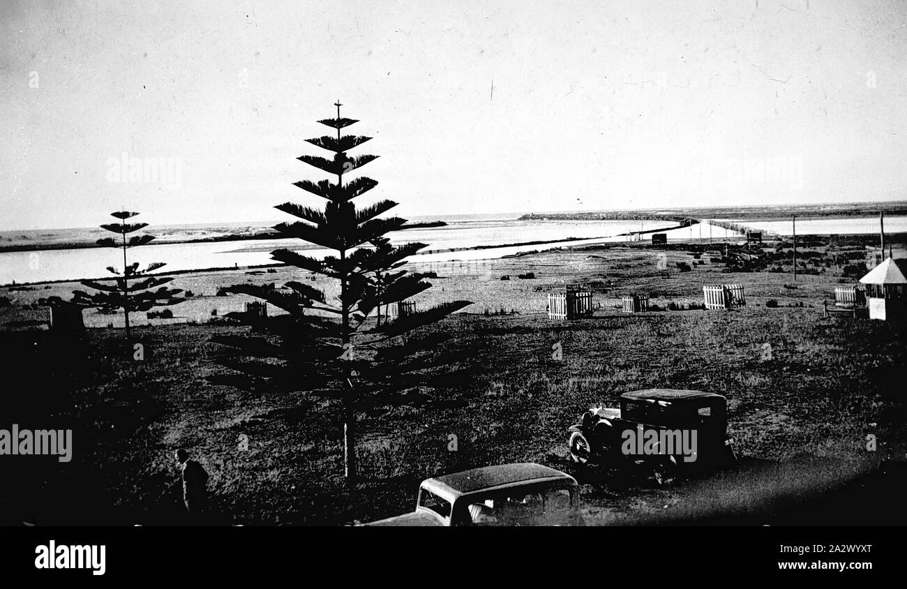 Negativ - Wrungah Mrungah (?) (?), Südaustralien, ca. 1930, Es gibt zwei Autos im Vordergrund und eine Küste im Hintergrund Stockfoto
