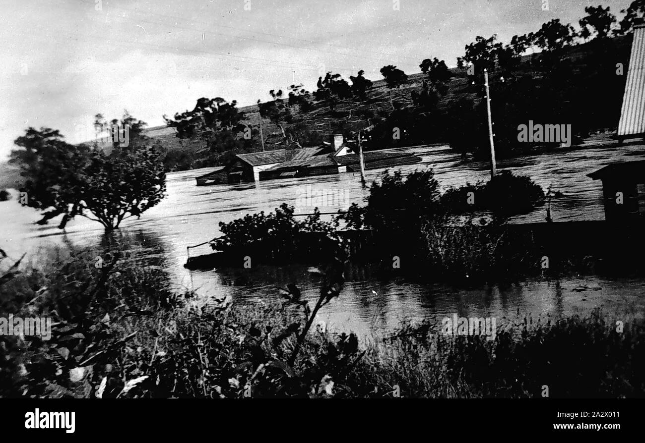 Negative - Fairfield, Victoria, 1934, den Fluss Yarra in der Flut. Die 'Ruder Grange' Boot Haus im Hintergrund steht unter Wasser. Die Flut Peak war 59 Fuß (15 Meter Stockfoto