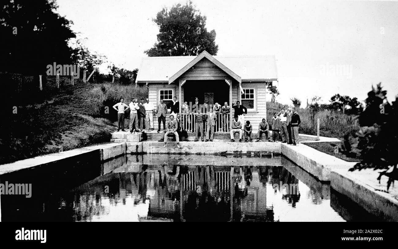 Negative - Obere Beaconsfield, Victoria, ca. 1928, Mitglieder der Wikinger club neben einem Pool gesammelt Stockfoto