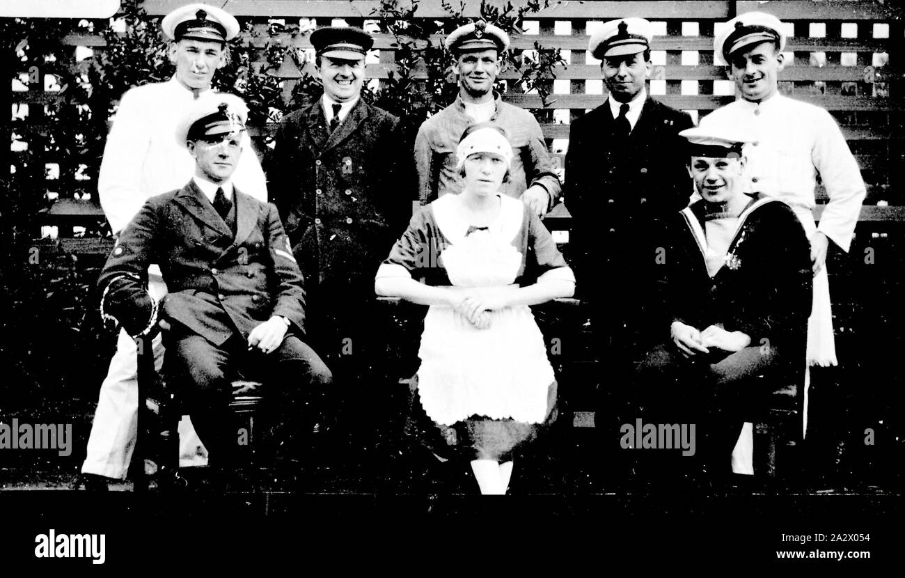 Negative - Flinders, Victoria, 1925, sechs Segler in einer Gruppe Foto mit einer Frau, die trägt die Uniform ein Zimmermädchen. Die Matrosen tragen unterschiedliche Uniformen Stockfoto