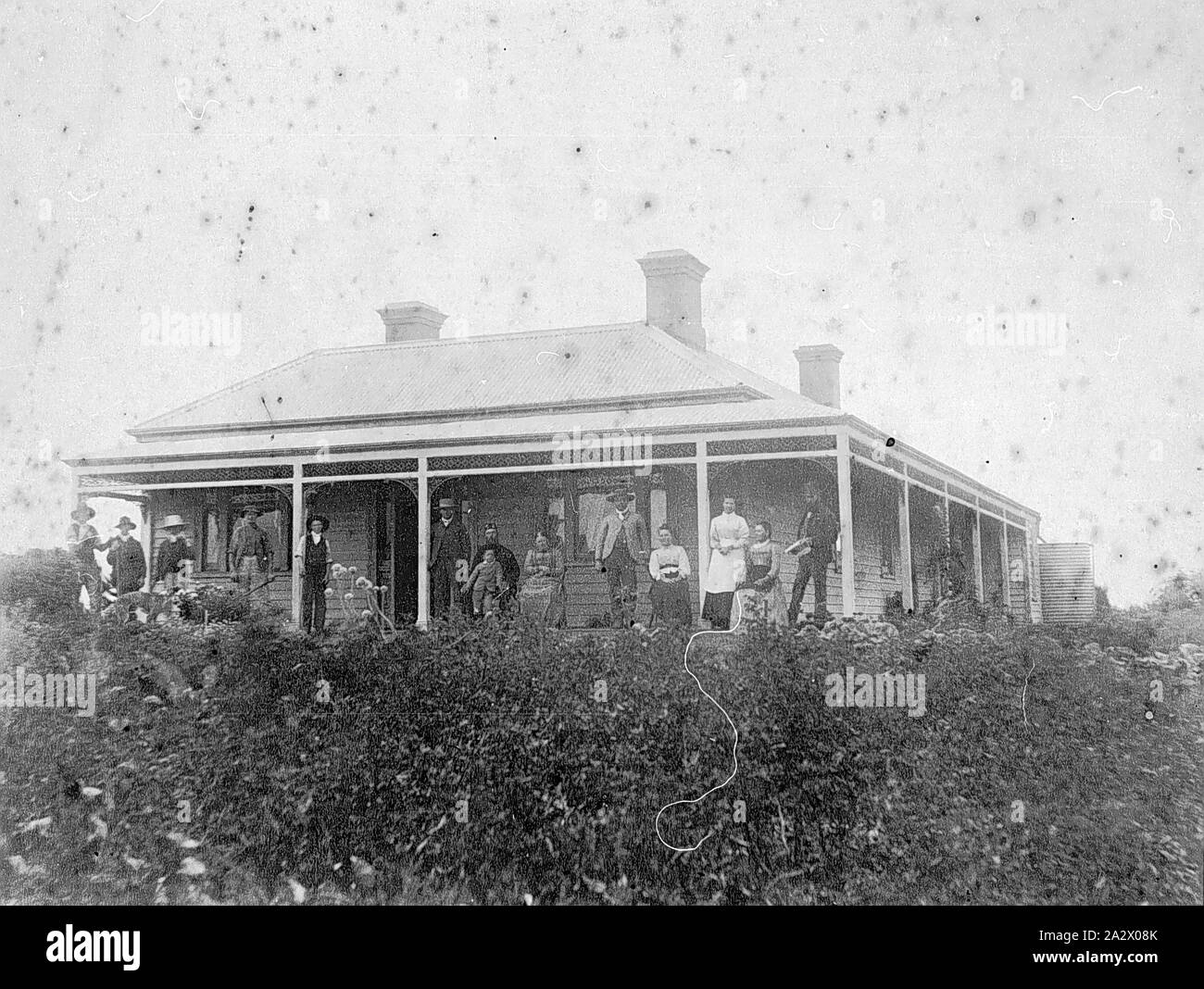 Negative - Sandford, Victoria, 1900, eine große Gruppe von Menschen, die auf der Veranda des Homestead auf 'Trevellas Downs' Bahnhof Stockfoto