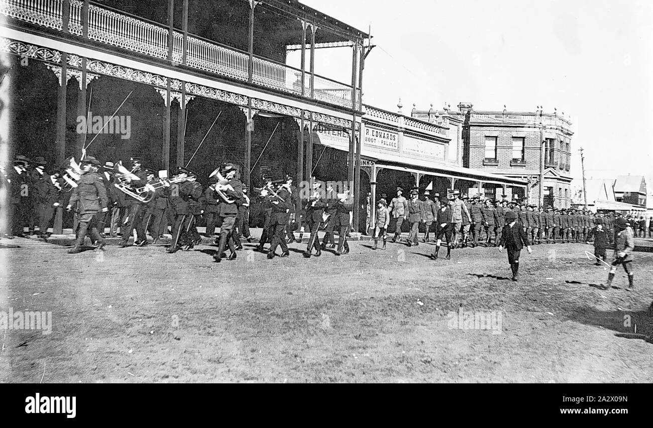 Negative - Willkommen Home Parade, Nhill, Victoria, 1919, die 24. Bataillon entlang der Victoria Street marschieren, Nhill in einem Willkommen Home Parade. Eine Band führt die Prozession und der Union Hotel ist im Hintergrund zusammen mit einem fruiterer, R. Edwards, Boot-Palast und die alten kommerziellen Banking Company Stockfoto