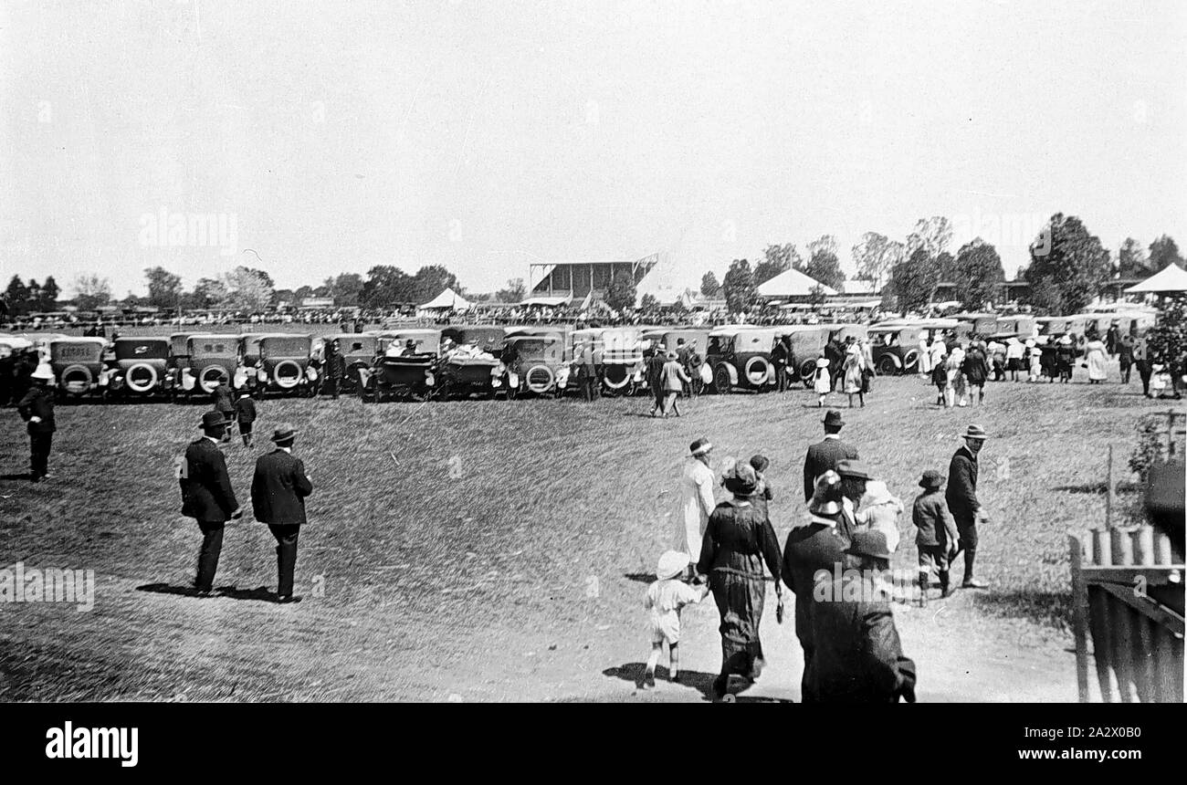 Negative - Nhil Showgrounds, Victoria, circa 1925, A&P Show im Nhill Showgrounds. Die Autos sind rund um die Arena geparkt Stockfoto