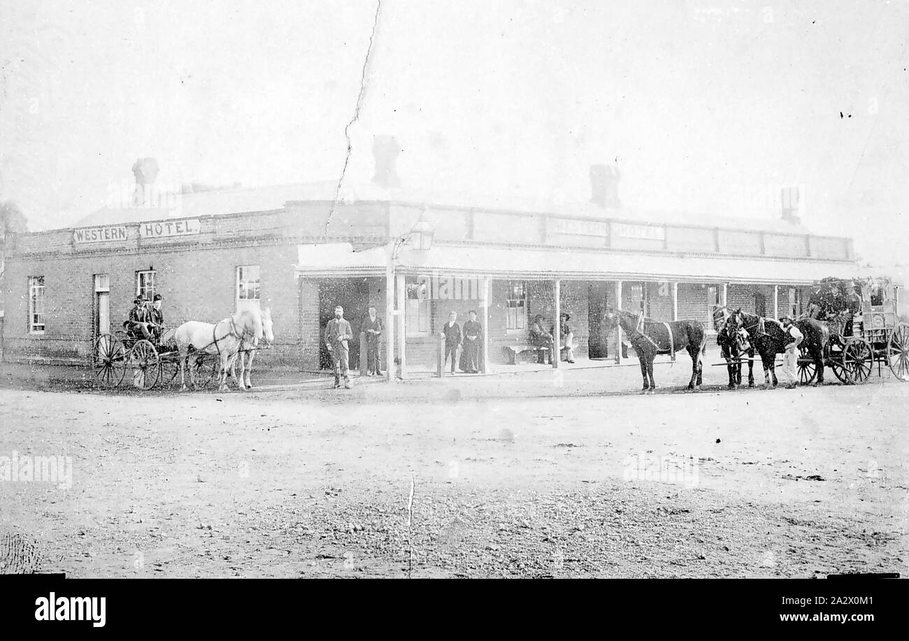 Negative - James Lyall Trainer außerhalb der westlichen Hotel, Balmoral, Victoria, 1890, einer der Trainer James Lyall's außerhalb der westlichen Hotel in Balmoral. Herr Illingsworth, Inhaber des Hotels, steht vor der Tür. Auf der linken Seite sind ein Mann und eine Frau mit der Pferdekutsche Stockfoto