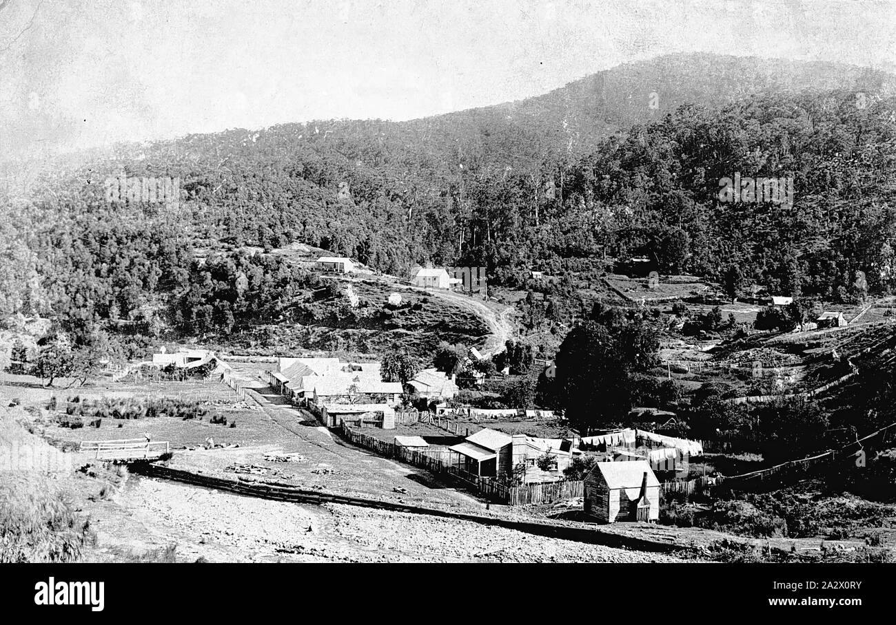 Negative - Jericho, Victoria, 1906, Jericho Township. Von rechts: Metzgerei, J. Rae, Rae's Hotel, Moore's Hotel, Bennett's House. Die Römisch-katholische Kirche und die Gerichtsgebäude sind auf dem Hügel im Hintergrund Stockfoto
