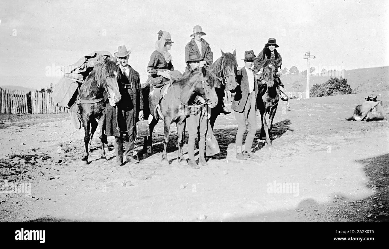 Negative - Matlock, Victoria, ca. 1920, drei Frauen zu Pferde, Reiten sidesaddle. Es gibt zwei Männer, von denen einer mit einem Packesel Stockfoto