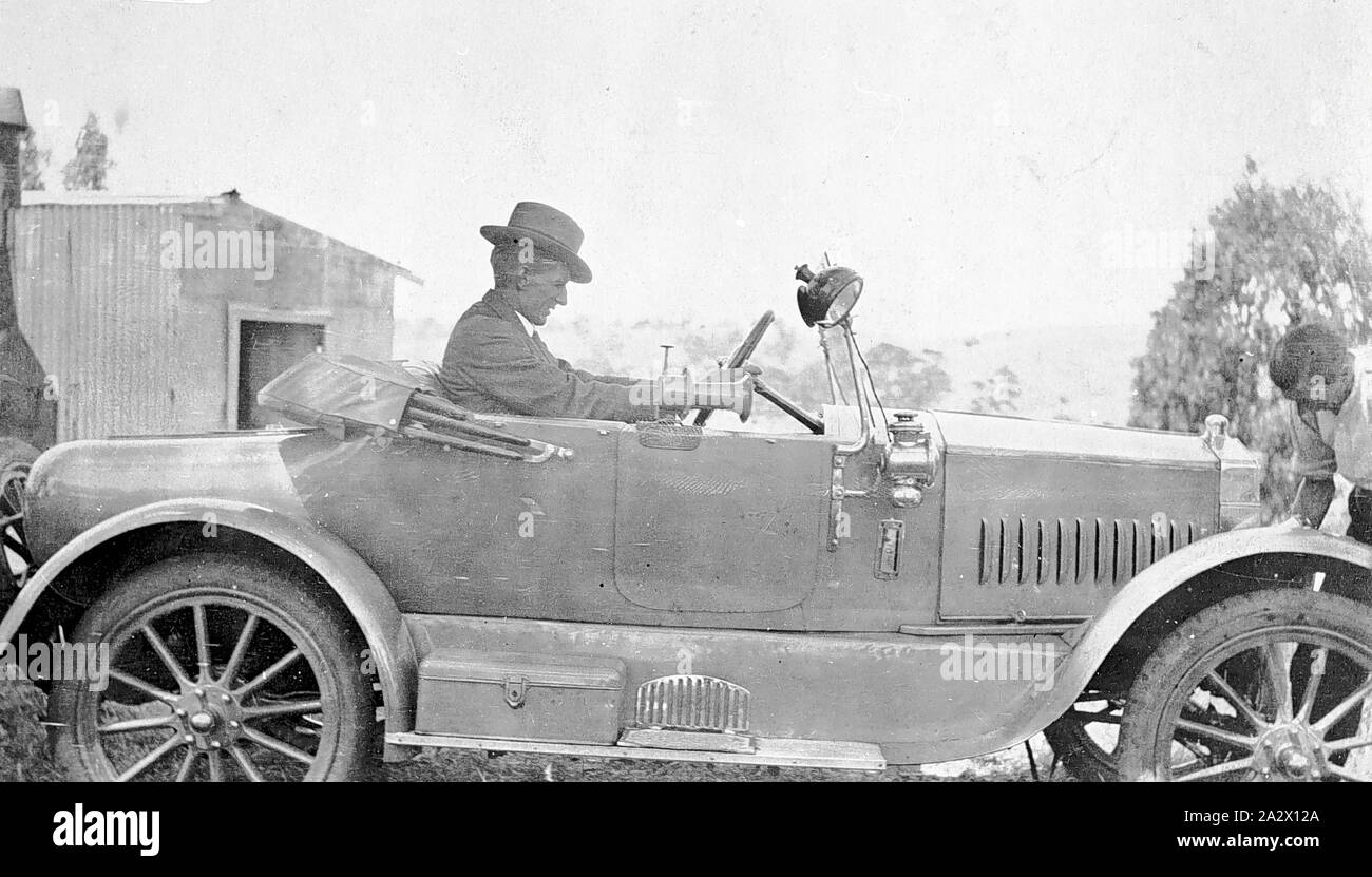 Negative - longwarry Bezirk, Victoria, ca. 1925, ein Mann in einem offenen Wagen sitzt Stockfoto
