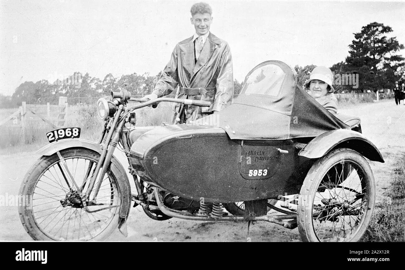 Negative - Preston, Victoria, 1928, ein Mann stand neben seinem Harley Davidson Motorrad und Beiwagen. Seine Frau sitzt in der Side-car Stockfoto