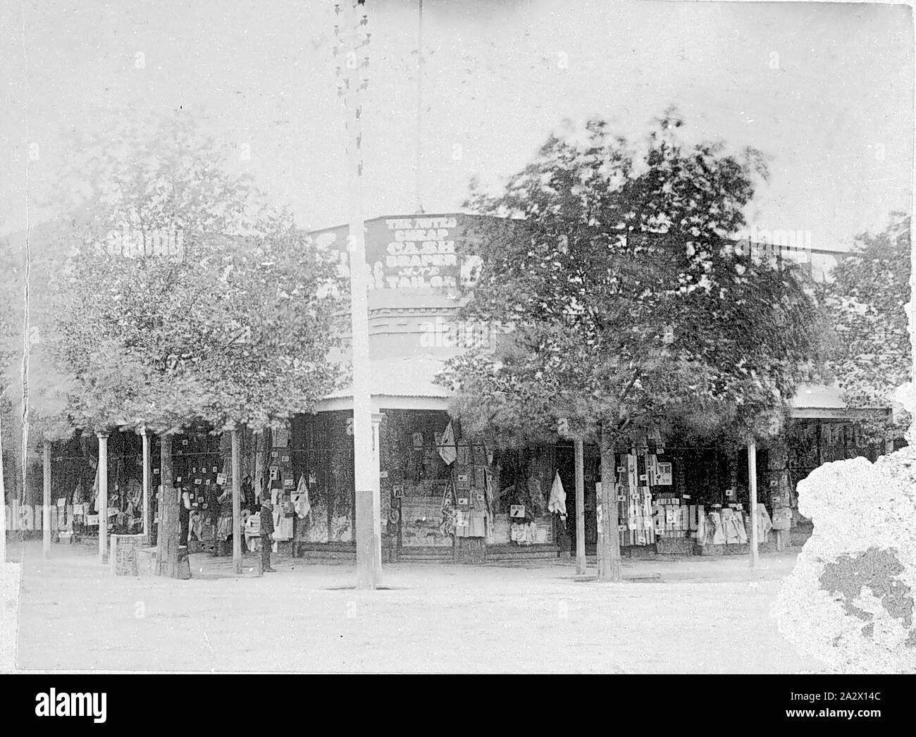 Negative - Bendigo, Victoria, 1890, die Vorhänge shop von J.Roberts. Ein Schild über der Markise liest "Die festgestellten Billig cash Draper und maßgeschneidert Stockfoto