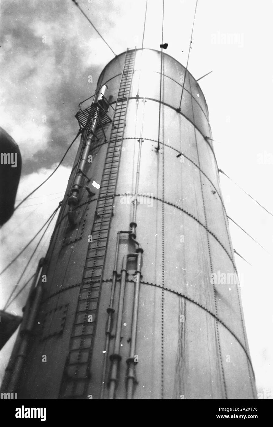 Negative - Trichter der SS Nestor, 1947-1948, der Trichter der SS Nestor. Eine von sechs Schwarz-weiß Kopie negative Darstellung von Schiffen und maritimen navigierbare Tools, Herrn Martin Spencer-Hogbin der Seefahrt Karriere beziehen. Martin serviert auf der SS Nestor von Juli 1947 bis September 1948. In England geboren 1924 Martin Spencer-Hogbin verbrachte seine Lebensdauer in der Schifffahrt, die in erster Linie für die Blue Funnel Line arbeiten. 1957 Martin Stockfoto