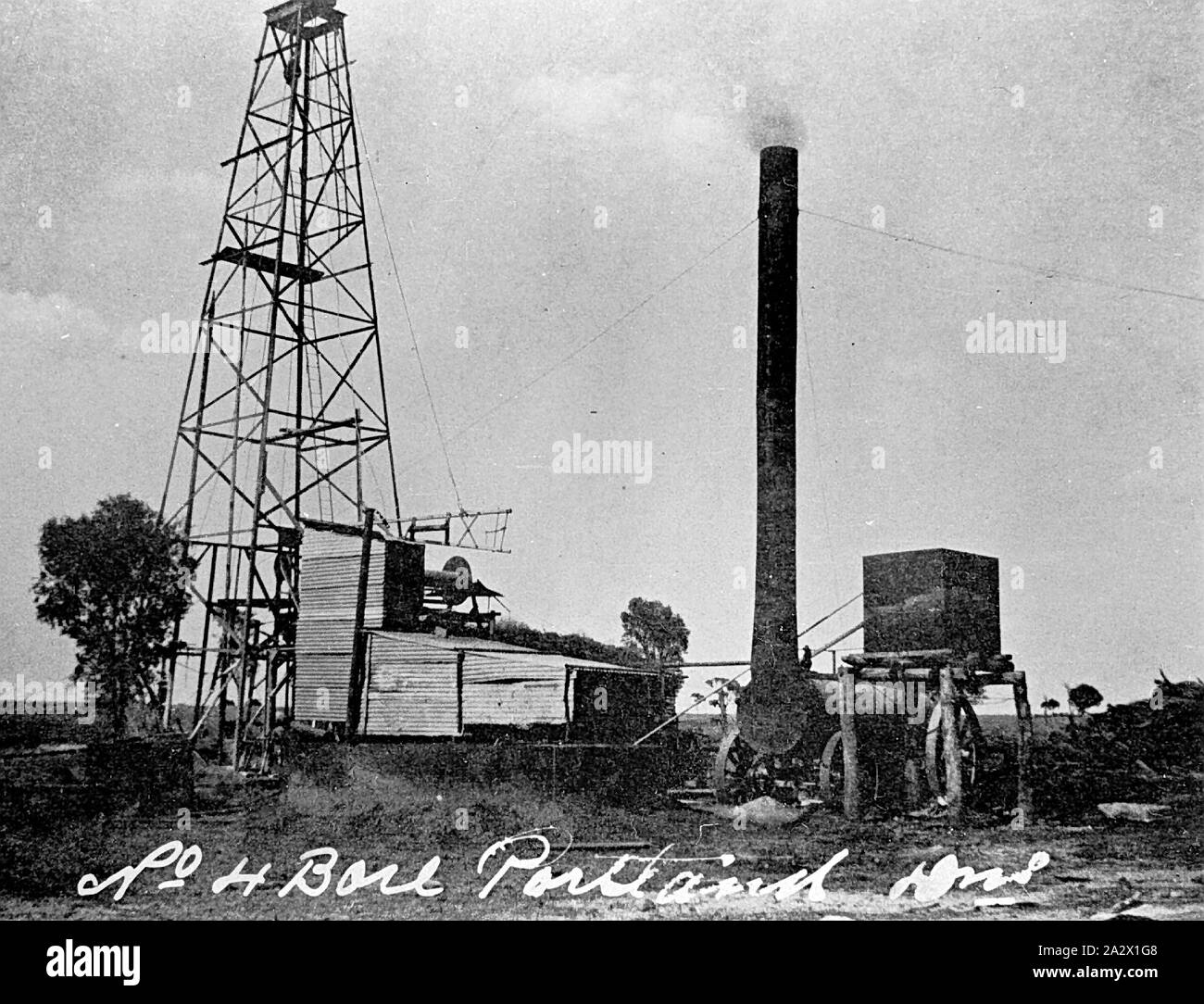 Negative -' Nr. 4 Bohrung Portland Dns', Isisford Bezirk, Queensland, ca. 1915, Nr. 4 artesischen Bohrung auf 'Portland Downs" Station. Die Dampfmaschine auf der rechten hat einen extrem hohen Trichter Stockfoto