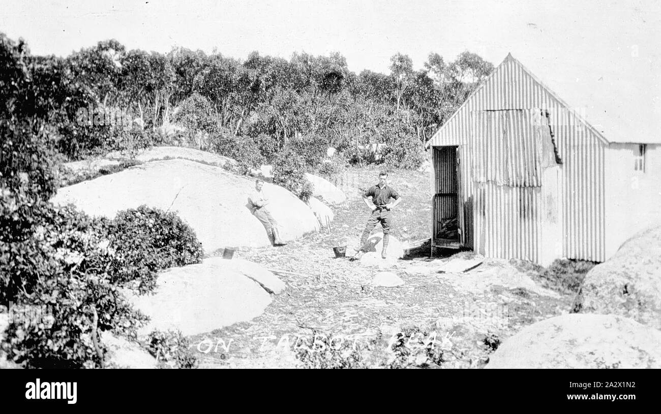 Negative - Bushwalker am Mount Talbot, Victoria, 1919, Bushwalker außerhalb eine Hütte auf Mt Talbot Stockfoto