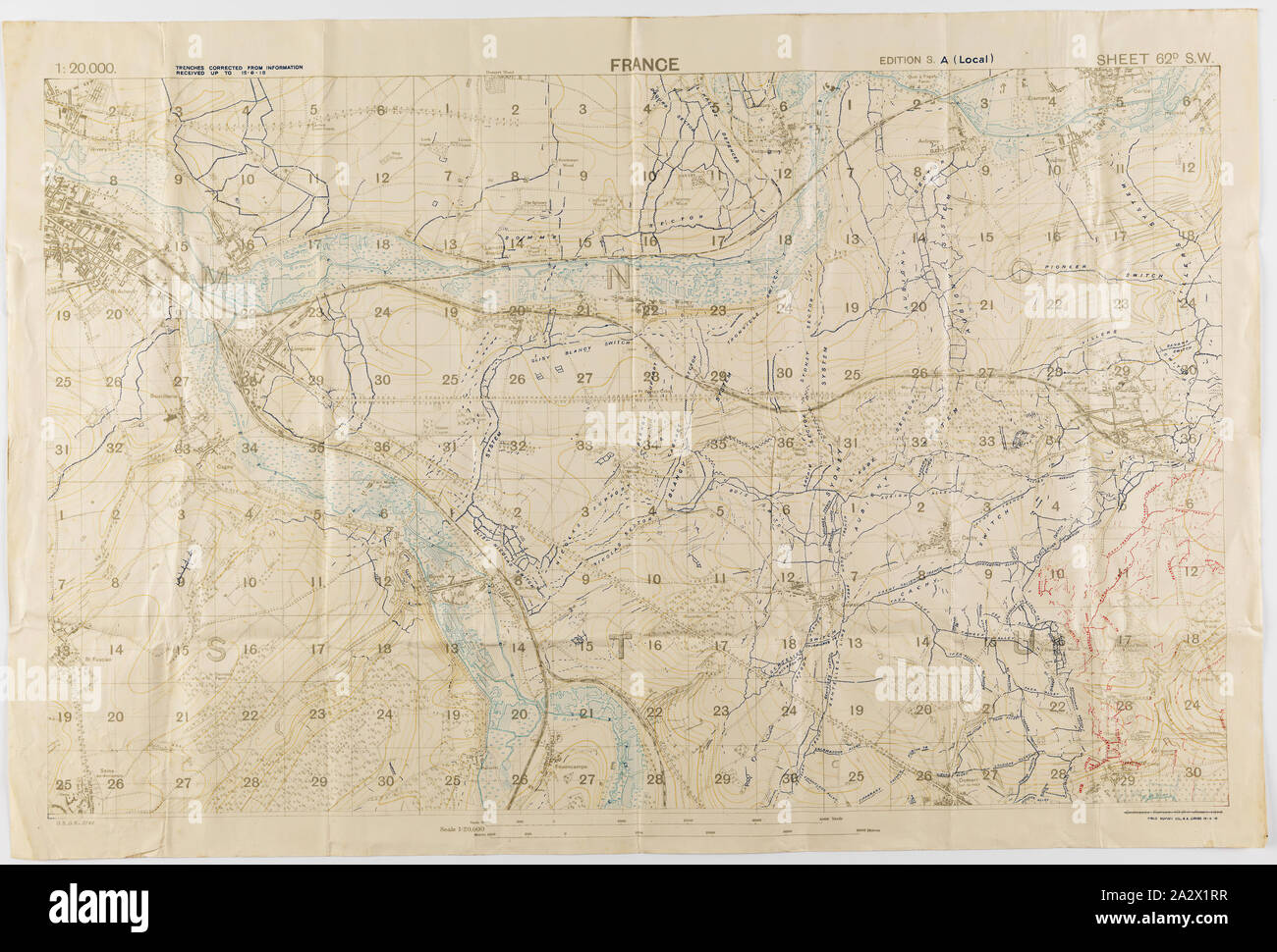 Karte - Militär, Graben, Frankreich, Blatt 62 D SW, Maßstab 1:20.000, Ausgabe 3 A, den Ersten Weltkrieg, 18 Jun 1918, eine von zwei Kopien eines militärischen graben Karte, Frankreich, Blatt 62 D.S.W., Ausgabe 3.A., (lokale) Maßstab 1:20.000. Gräben von Informationen korrigiert erhalten bis zum 15. Juni 1918. Feld Umfrage Co., R.E. (3808), vom 18. Juni 1918. Die Karte zeigt die Somme River im Osten und Südosten von Amiens, einschließlich Villers Bretonneux. Vom Kapitän M. Lewis während des Ersten Weltkrieges Hauptmann Morris Lewis verwendet Stockfoto