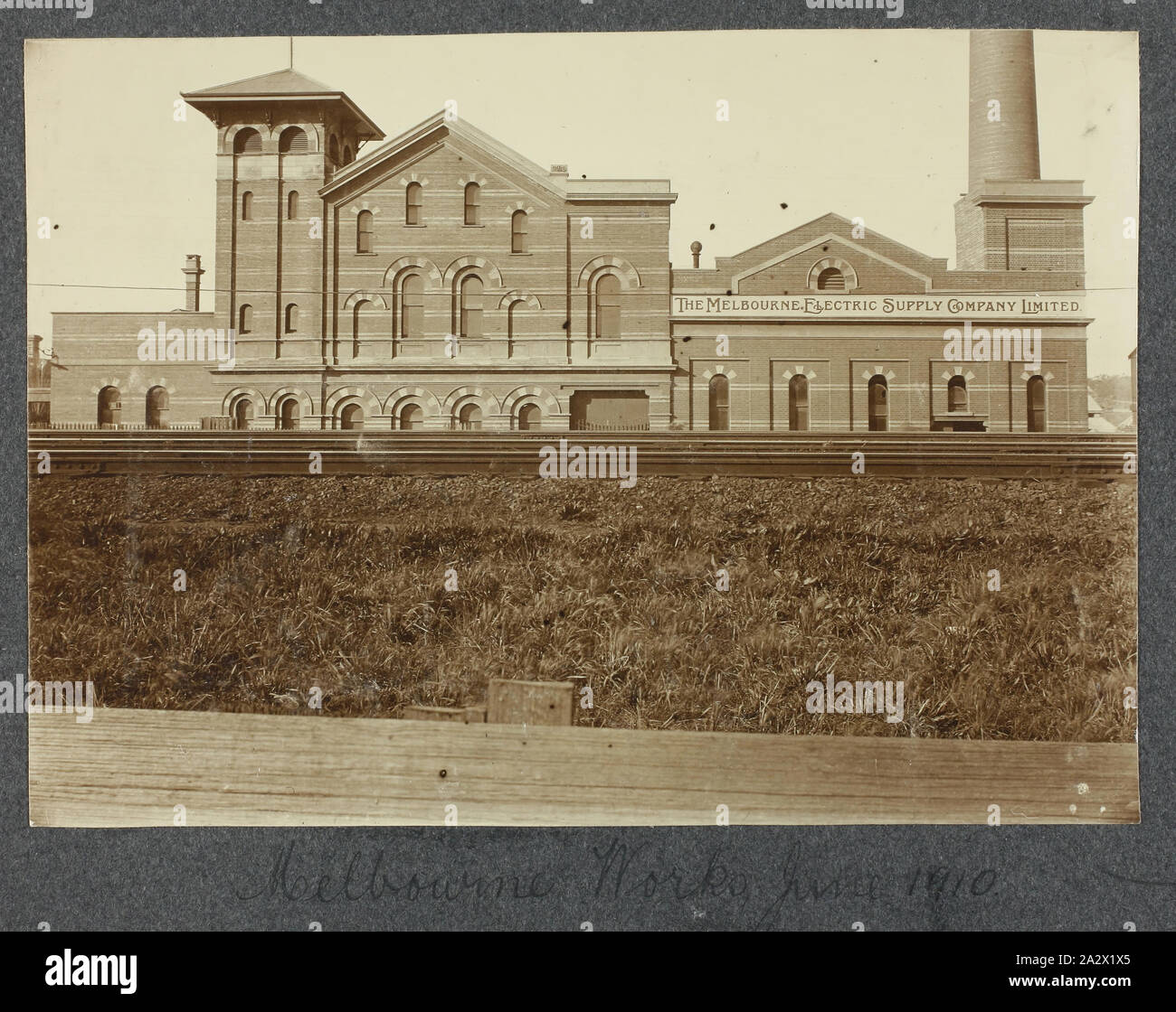 Fotografie - Melbourne Stromversorgung Co Ltd, Fassade der Green Street, Richmond, Victoria, 1910, Teil eines großen fotografischen Sammlung von Glas- und Filmnegative, Fotos und Fotoalben, im Zusammenhang mit der Entwicklung der elektrischen Energieversorgung Industrie in Victoria, von der Staatlichen Kommission Elektrizität von Victoria (SECV) von 1919 bis 1993 und verschiedene Vorgänger private und kommunale Stromversorgung Unternehmen zurück bis in die späten 1880 s betrieben Stockfoto