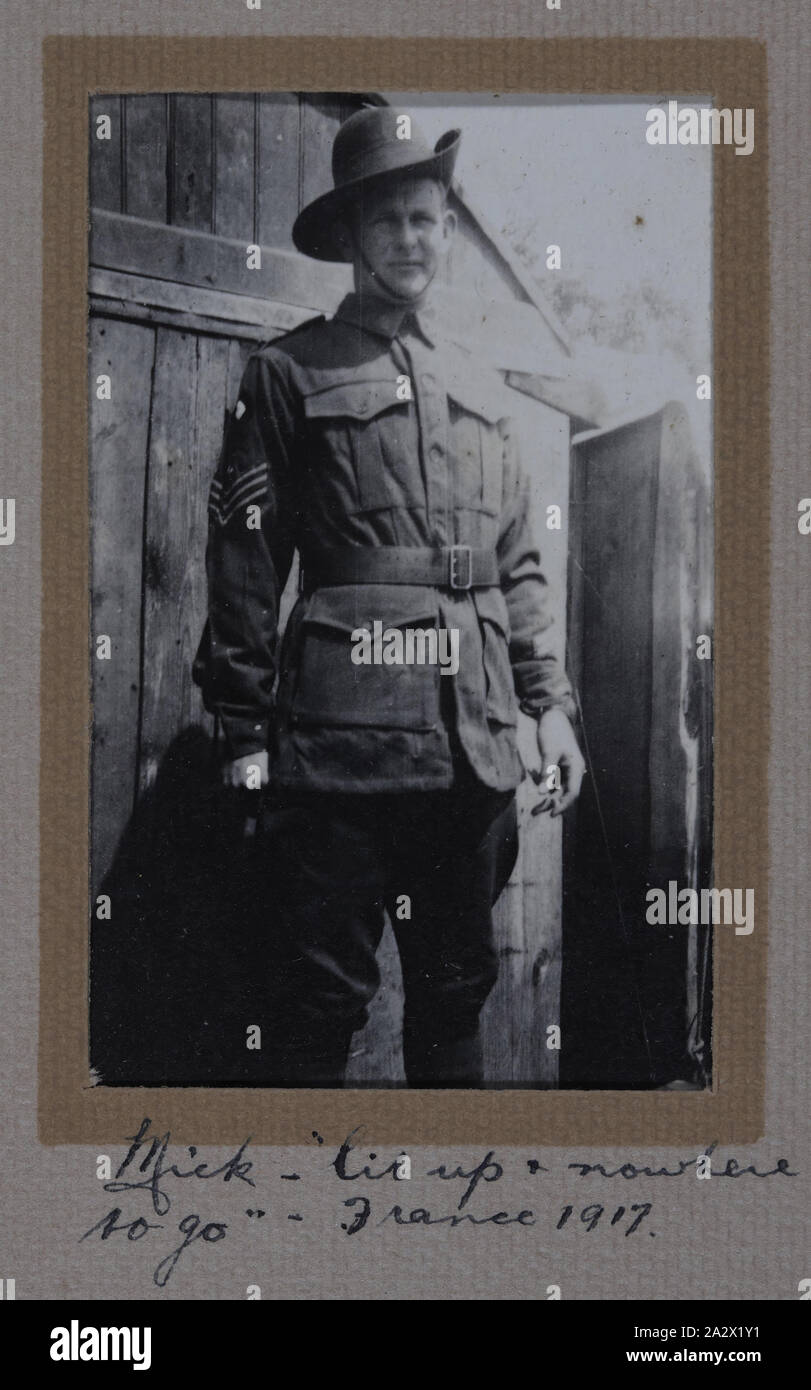 Fotografie - bin ick', Frankreich, Sergeant Major G.P. Mulcahy, der Erste Weltkrieg, 1917, einer von 44 Schwarzweiß-Fotos in einem Album in der Green Wildleder gebunden, geglaubt von Sergeant Major Gilbert Payne Mulcahy während des Ersten Weltkrieges genommen worden zu sein Es dokumentiert seinen Militärdienst in Ägypten, Frankreich, Belgien und seine Rückkehr nach Australien über Kapstadt und die Quarantänestation, Point Nepean, 1916-1919. Bild eines Soldaten, die in der Inschrift identifiziert wird als Mick Stockfoto