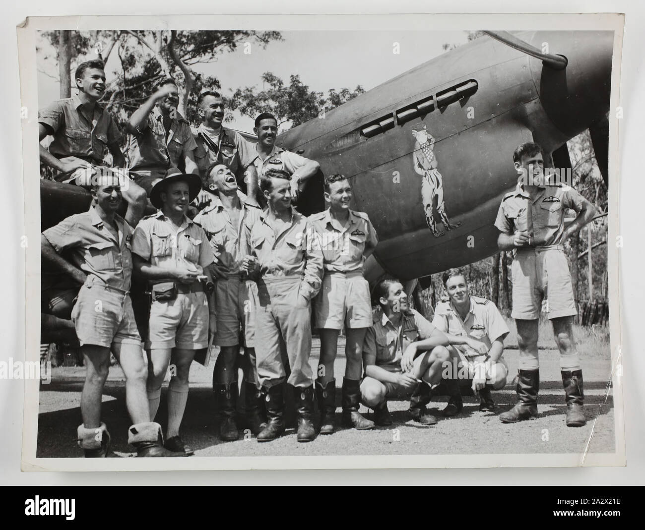 Fotografie - eine "Gruppe von Fliegern", 1941-1945, schwarz-weiß Foto einer Gruppe von Fliegern um ein Flugzeug darstellt. Einer der 116 Fotos in einem Fotoalbum von Pilot Officer Colin Keon-Cohen. Dies sind sehr gute Bilder des Lebens in Singapur mit 205 Sqn RAF, dann 77 Sqn RAAF, dem Zweiten Weltkrieg Stockfoto