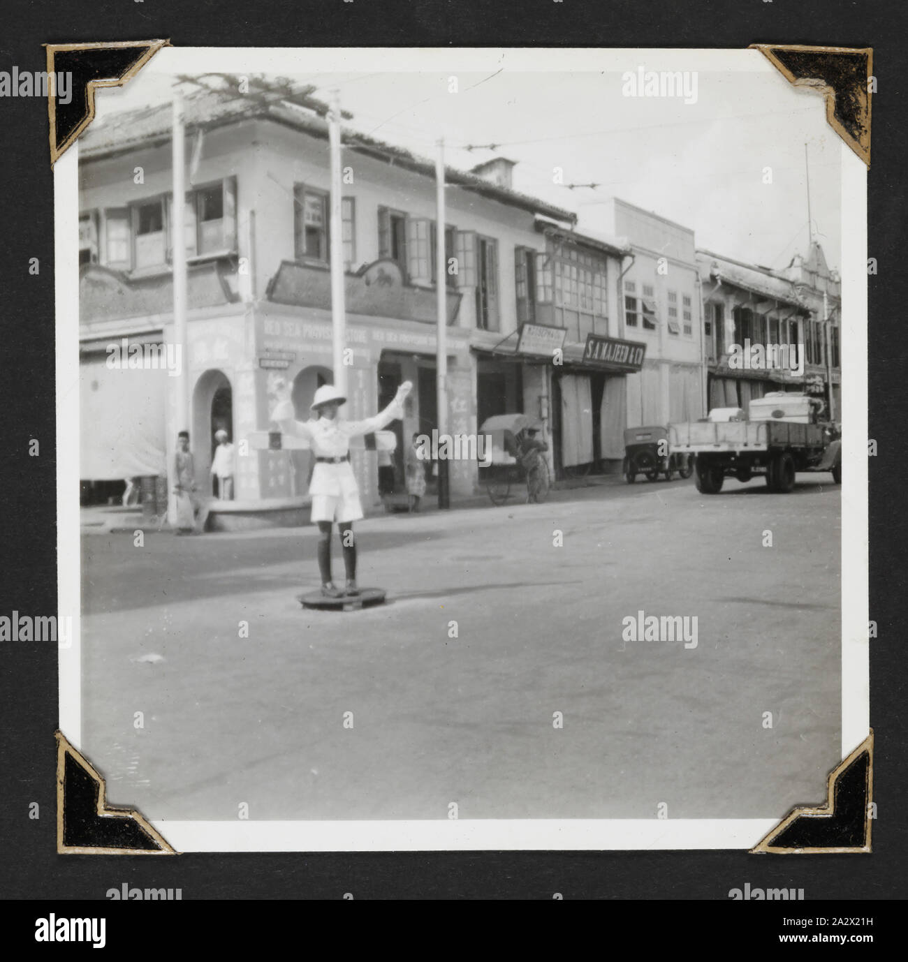 Fotografie - "ein North Bridge Road Ecke', Singapur 1941, schwarz-weiß Foto eines North Bridge Road Ecke in Singapur. Einer der 116 Fotos in einem Fotoalbum von Pilot Officer Colin Keon-Cohen. Dies sind sehr gute Bilder des Lebens in Singapur mit 205 Sqn RAF, dann 77 Sqn RAAF, dem Zweiten Weltkrieg Stockfoto