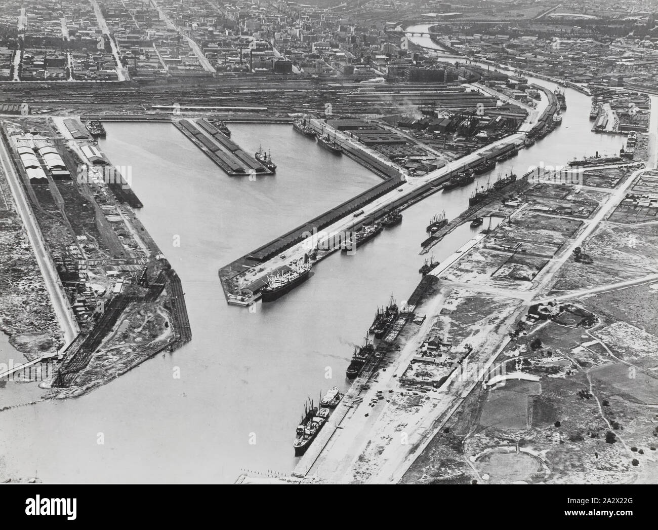 Fotografie - Luftaufnahme von Victoria Dock in West Melbourne, Victoria, 1920-1939, schwarz-weiß Foto zeigt eine Luftaufnahme von Victoria Dock, 1920-1939. Es ist eine Sammlung von 15 schwarz-weiß Fotografien Passagier- und Frachtschiffe in australischen Gewässern in den 1920er und 1930er Jahre Stockfoto