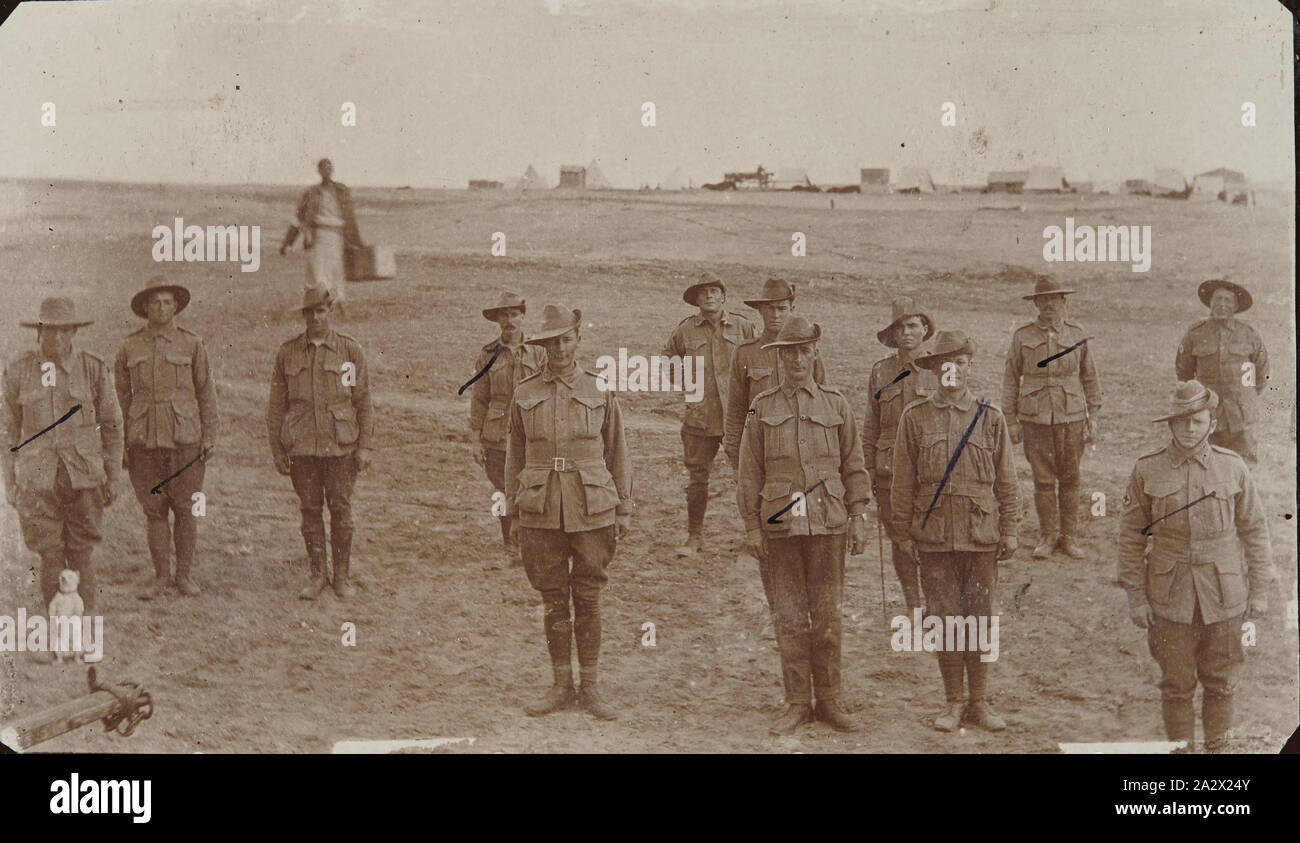 Foto - "Alle, die von einem dritten Feld Krankenwagen", Tel-el-Kebir, Ägypten, den Ersten Weltkrieg, 1915-1918 Links war, Soldaten auf Parade in einem Heerlager bei Tel-el-Kebir, Ägypten. Sie erscheinen müde zu sein, und ihre Uniformen sind schäbig. Acht der 13 dargestellt haben durch sie ein Kreuz gezeichnet, in Bezug auf die angrenzenden Inschrift "All das war / Links +2 /3 Feld Amb'. Einer der 474 Fotos in ein Album, das in Sergeant John Herrn gehörte, Dokumentation der Wehrpflicht in Ägypten während des Ersten Weltkrieges war er Stockfoto