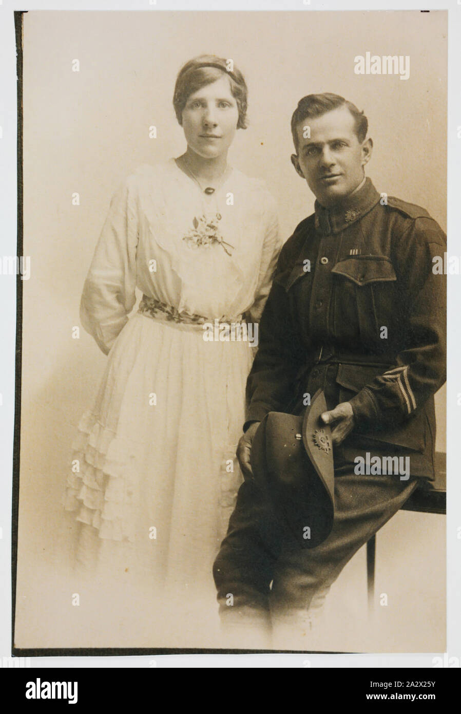Fotografie - Bertram Aubrey Lionel Hampton & Alexandria Jane Johnstone am Tag ihrer Hochzeit, Southampton, England, 17. Juli 1917, den letzten Abdruck eines Fotos von Bertram Aubrey Lionel Hampton und Alexandria Jane Johnstoneon am Tag ihrer Hochzeit, 17 (oder 23) Juli 1917 (nach in Southampton, England Aubrey der Datensätze in den nationalen Archiven). Aubrey ist das Tragen eines militärischen Ribbon. Bertram Aubrey Lionel Hampton, ein 28-jähriger Monteur und Turner, eingetragen am 18. August 1914 (Nr. 18) und wurde ein sapper im 2FLD Coy Stockfoto