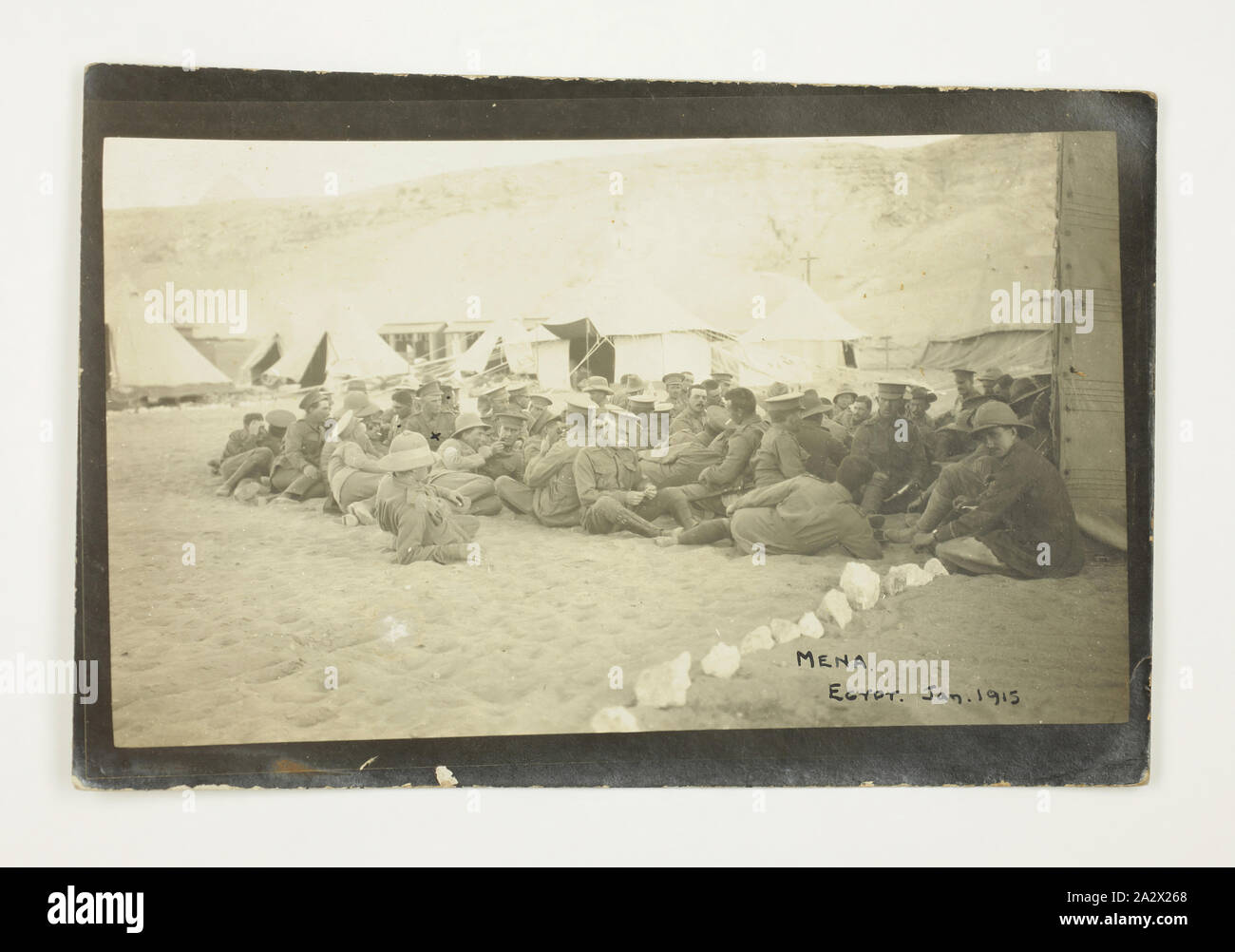 Foto - Australische Offiziere, 2. Brigade, AIF, Mena, Ägypten, Weltkrieg I, Jan 1915, Postkarte, Gruppe der Offiziere der 1.AIF, 2. Brigade, bei der Feuerwehr Hauptquartier, Mena, Ägypten, Januar 1916. Sitzen & Liegen auf Sand, Zelte im Hintergrund Stockfoto