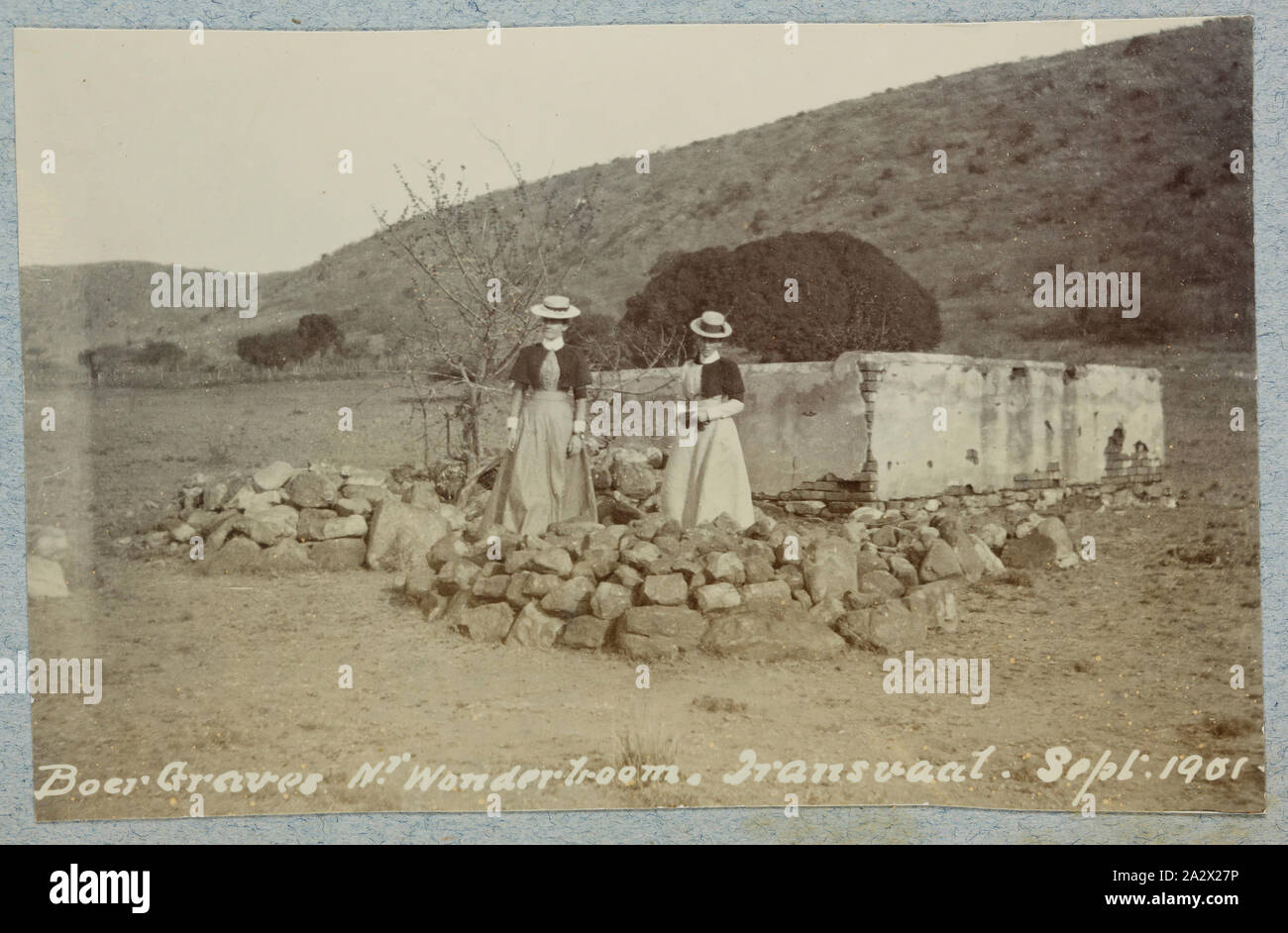 Foto - "Boer Graves', Transvaal, Südafrika, 19.09.1901, 74 schwarz-weiß Fotografien innerhalb einer schwer fallen Foto Album enthalten. Eingeschrieben auf der vorderen Seite des Albums bin. G.A. Warner". Zu Schwester Mabel Ashton Warner, die im Queen Alexandra's Royal Pflegedienst serviert gehörte. Fotos sind in ein Album geklebt, und sind in der Regel sehr blass. Es scheint, als ob einige kommerziell produziert; andere sind grobe und Amateurhaft Stockfoto